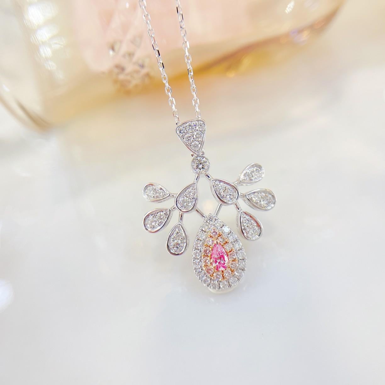 Poids total : 4,34 g
Poids net de l'or : 4.200 g
Pierre principale : 1 diamant, 0,110 CT
Pierres secondaires : 54 diamants, 0.600 CT

Ce magnifique collier présente un paon en forme de goutte d'eau en or blanc et rose 18 carats, orné de diamants
