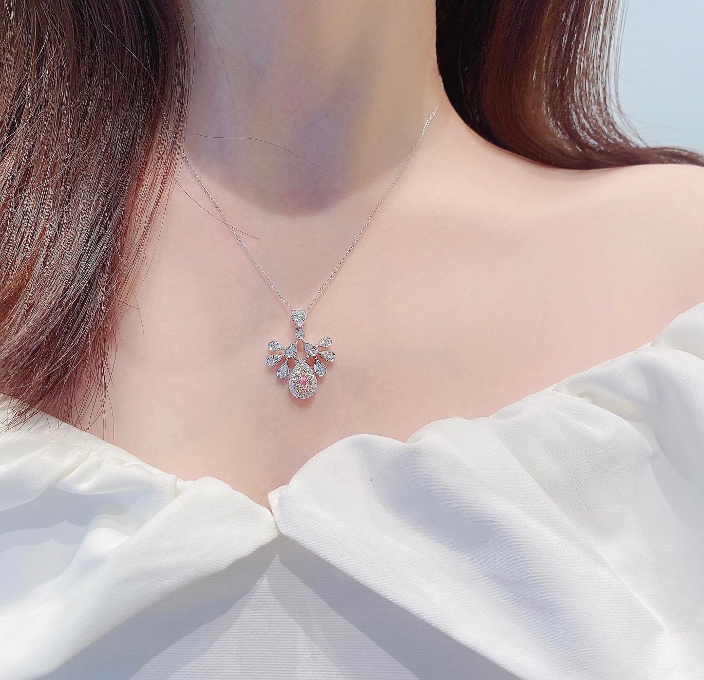 Byzantin Collier de paon en or blanc et rose 18K avec diamants en forme de goutte d'eau en vente