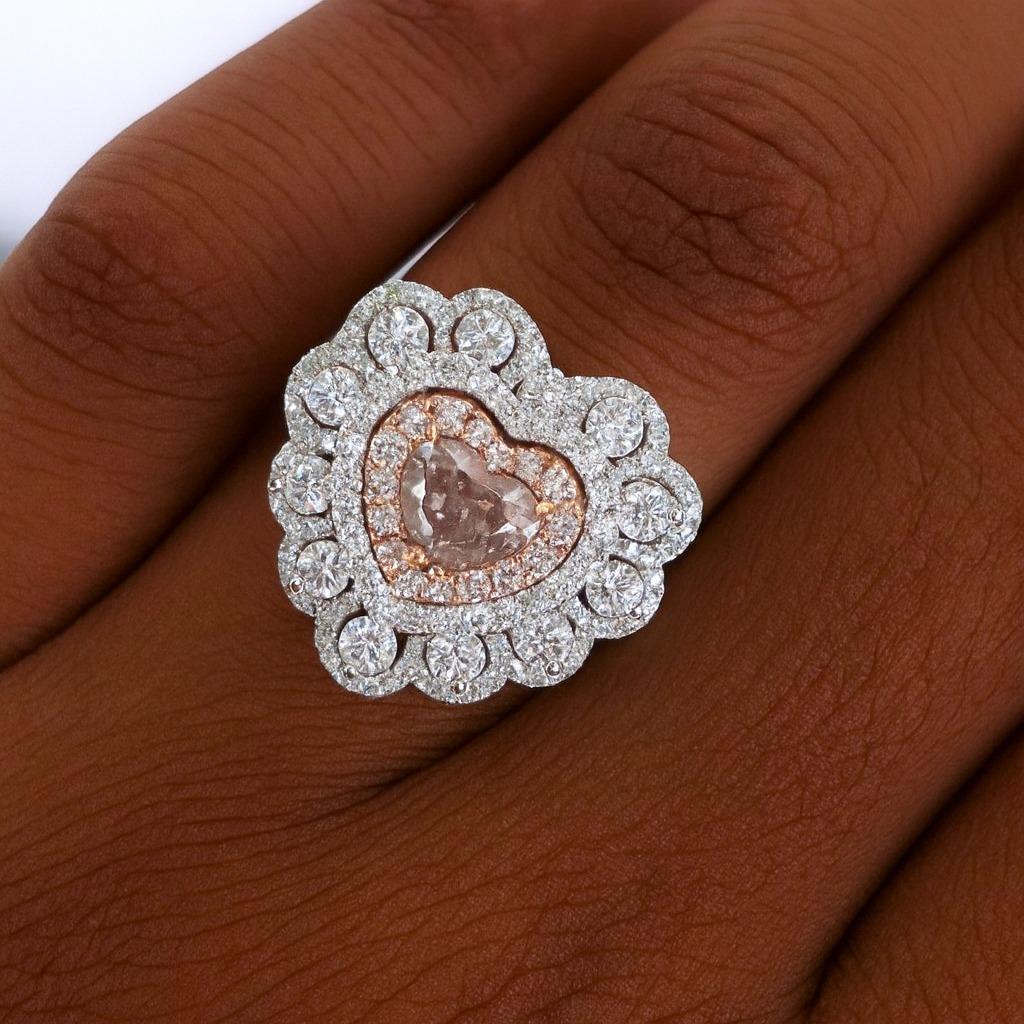 Colgante de oro blanco y rosa de 18 quilates con certificado GIA Colgante de corazón de diamante rosa marrón fantasía Anillo de cóctel

Fabricado en oro blanco y rosa de 18 quilates, peso total 11,1 gramos

Diamante rosa marrón fantasía en forma de