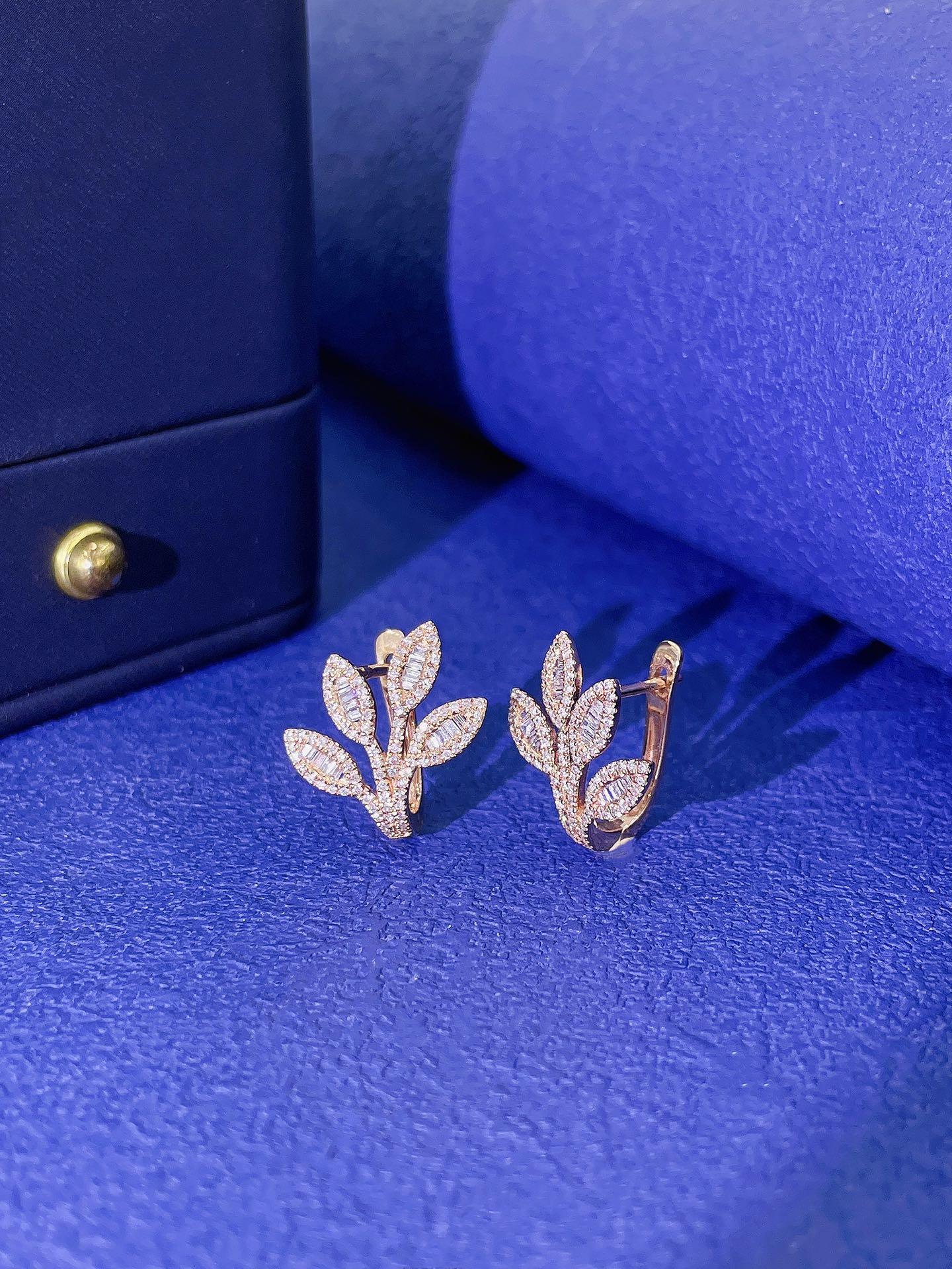18K White and Rose Gold Leaf Earrings with Natural Diamonds
Embrace the beauty of nature with these 18K rose gold leaf earrings, exquisitely adorned with 25 natural red diamonds. The delicate leaf-inspired design brings an organic elegance to your