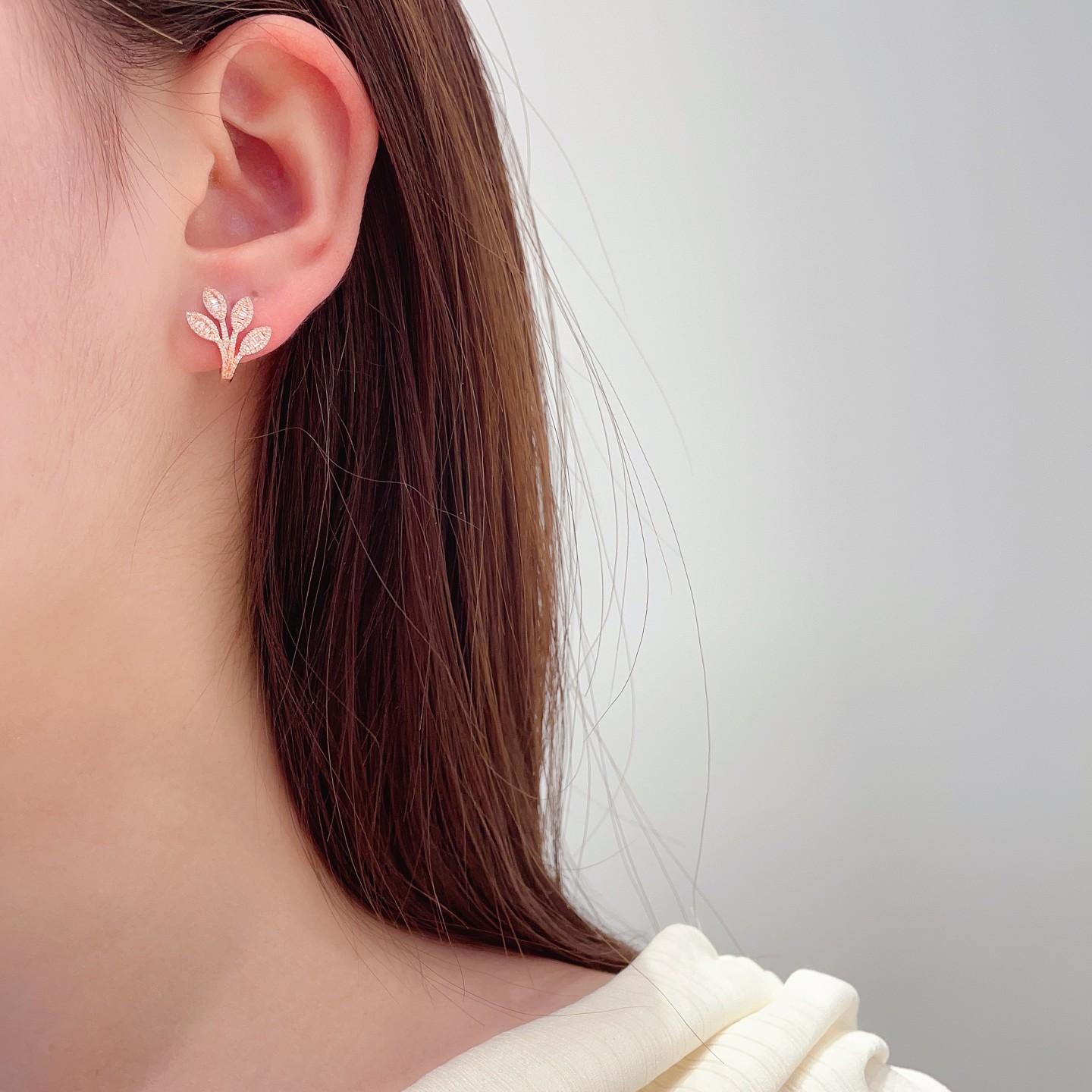 18K White and Rose Gold Leaf Earrings with Natural Diamonds In New Condition For Sale In Hong Kong, HK