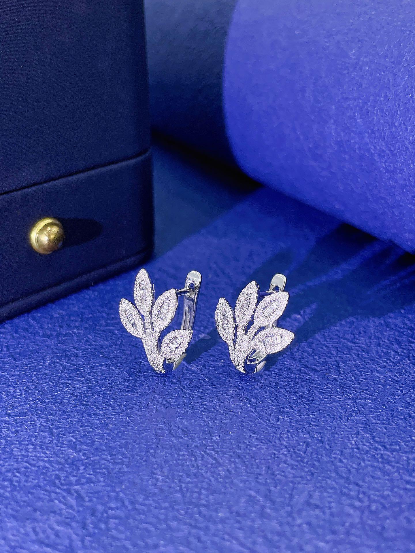 18K White and Rose Gold Leaf Earrings with Natural Diamonds For Sale 1