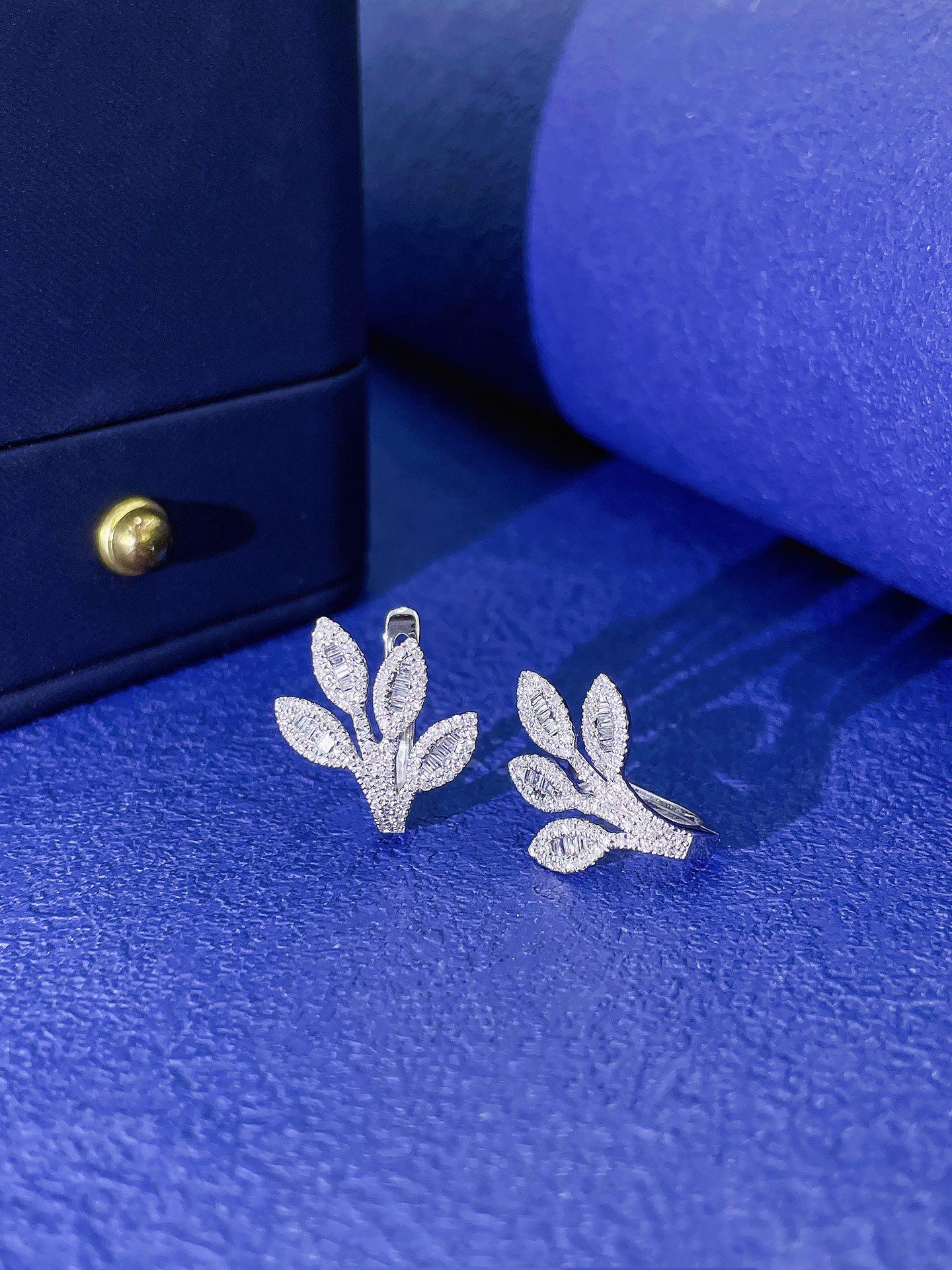 18K White and Rose Gold Leaf Earrings with Natural Diamonds For Sale 3