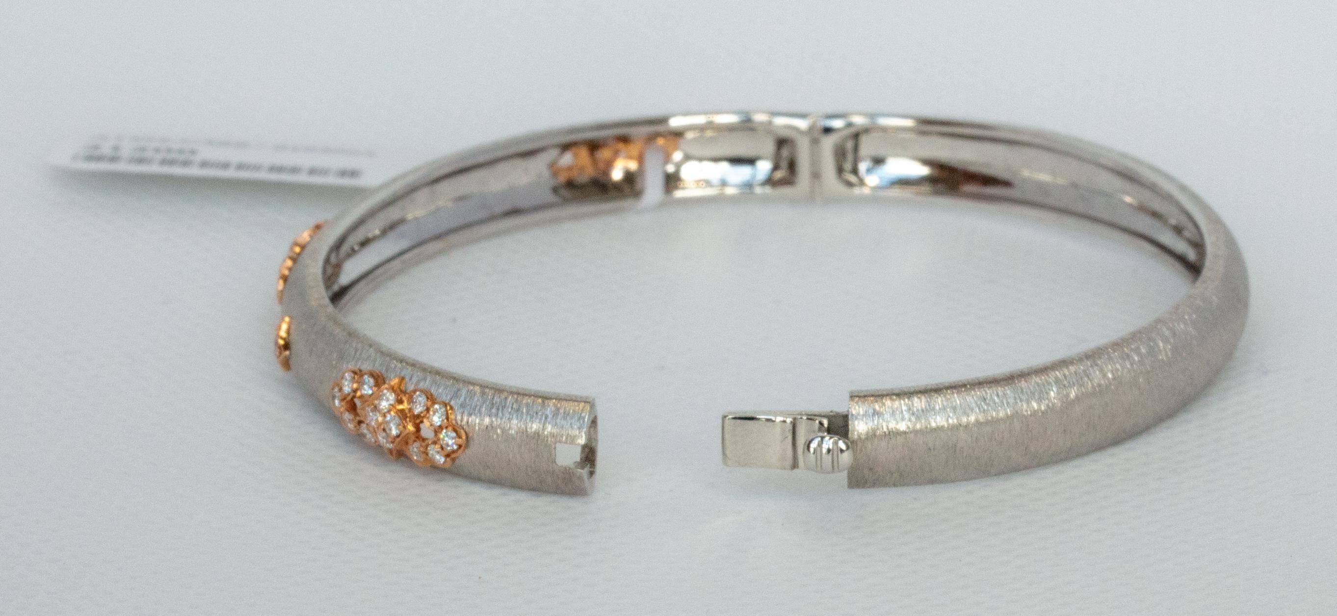 18 Karat White and Rose Gold Modern Link Bracelet Bangle in Florentine Finish In New Condition In Hong Kong, HK