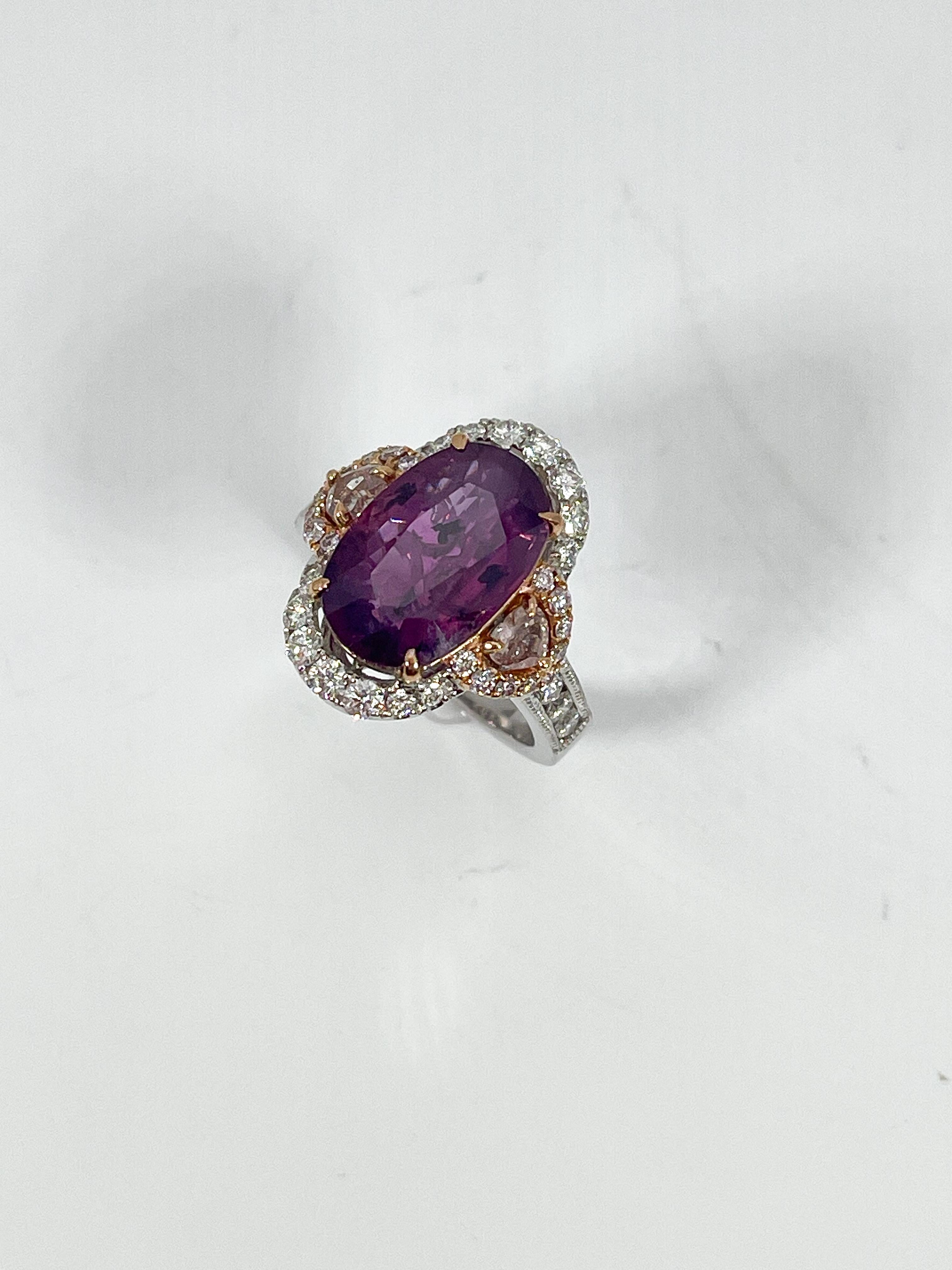 Anillo de señora de oro blanco y rosa de 18 quilates, talla 7, engastado con un zafiro púrpura rosáceo natural talla brillante/paso oval y diamantes multiformes rosas y casi incoloros. El peso total del artículo es de 7,7 gramos. Viene con