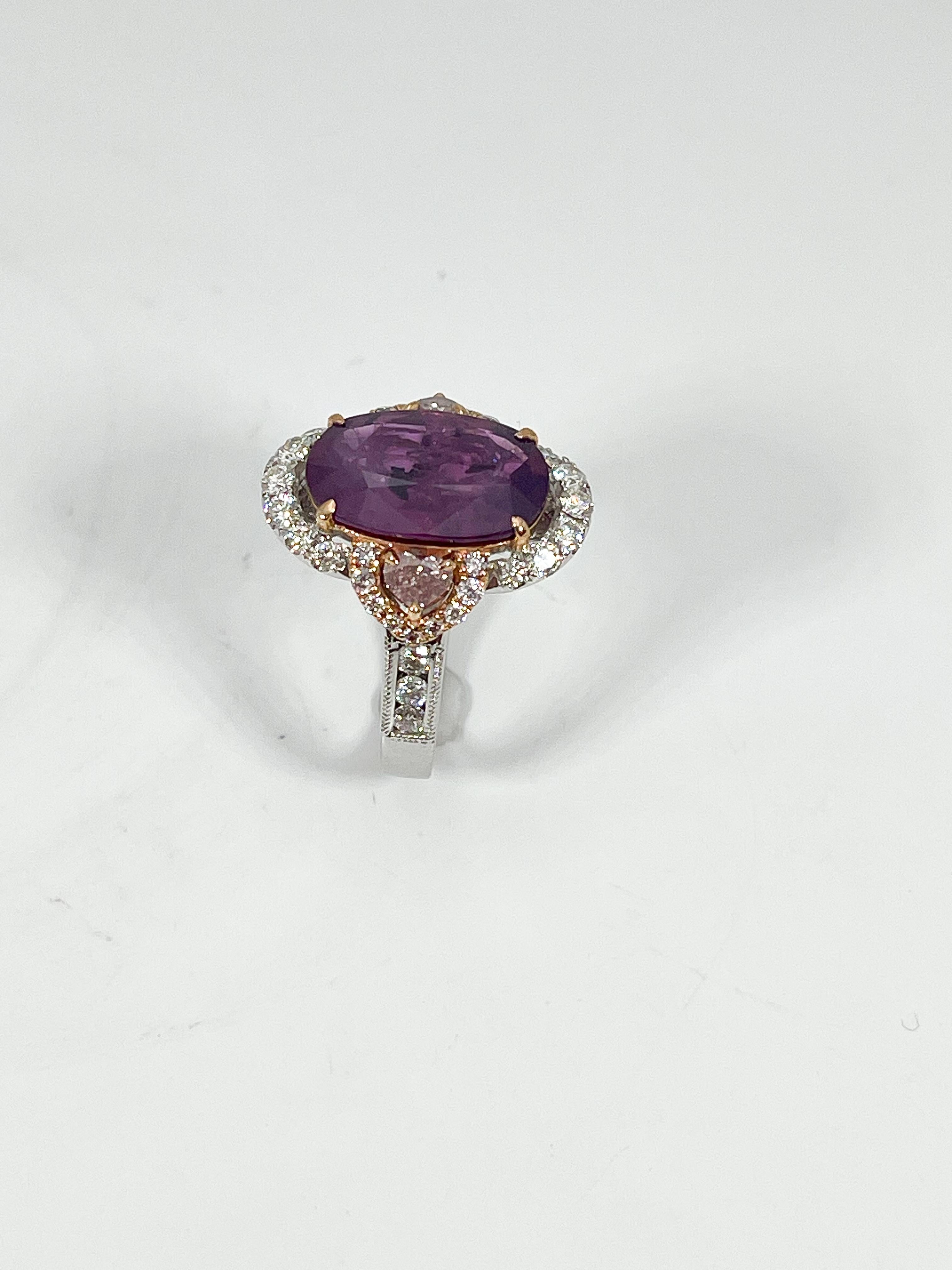 Anillo de oro blanco y rosa de 18 quilates con zafiro natural púrpura rosado y diamantes Corte oval en venta