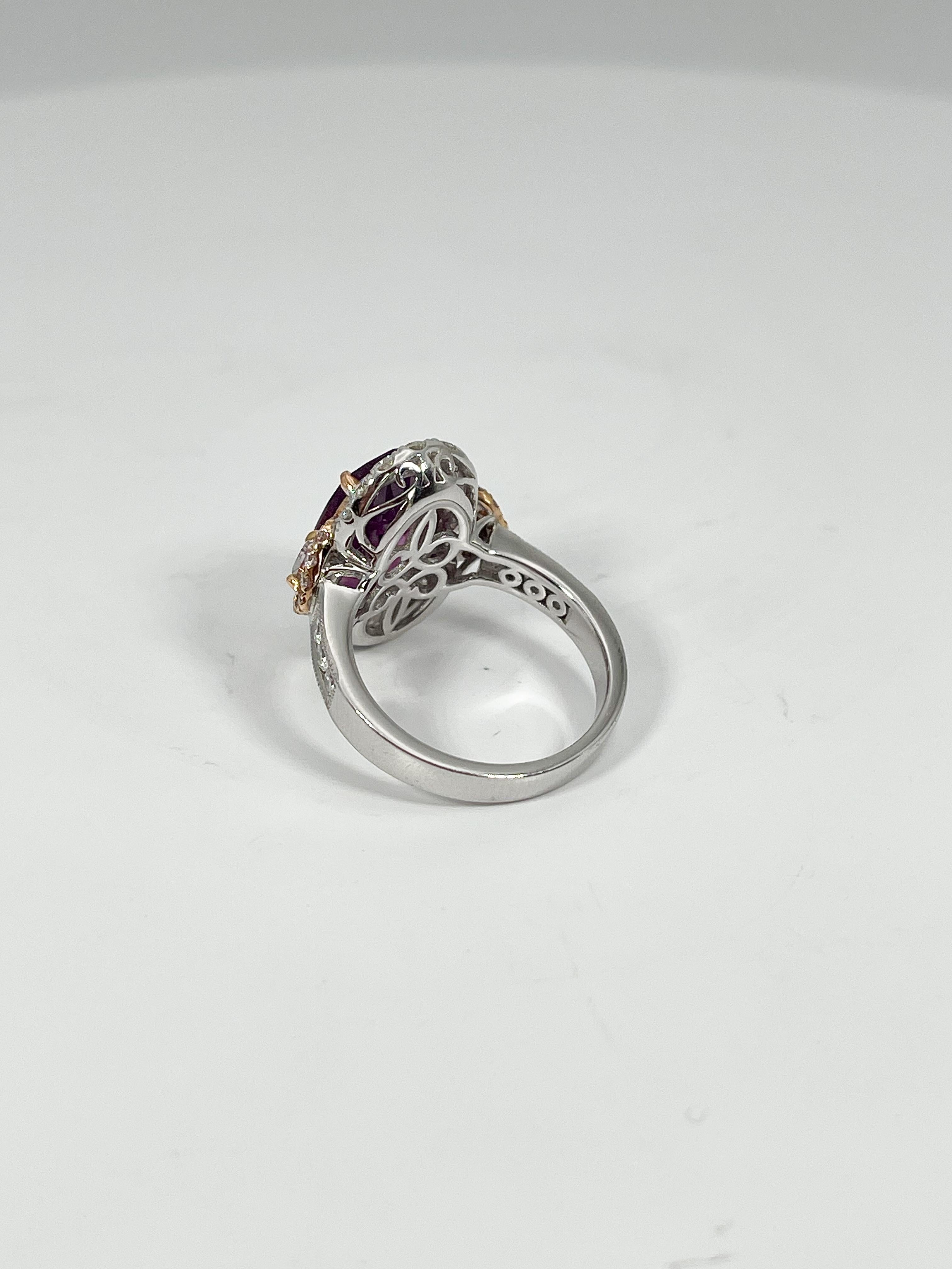 Anillo de oro blanco y rosa de 18 quilates con zafiro natural púrpura rosado y diamantes en Bueno estado para la venta en Stuart, FL