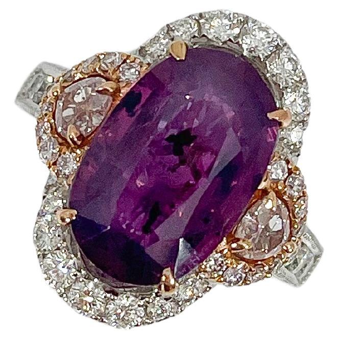 Anillo de oro blanco y rosa de 18 quilates con zafiro natural púrpura rosado y diamantes en venta