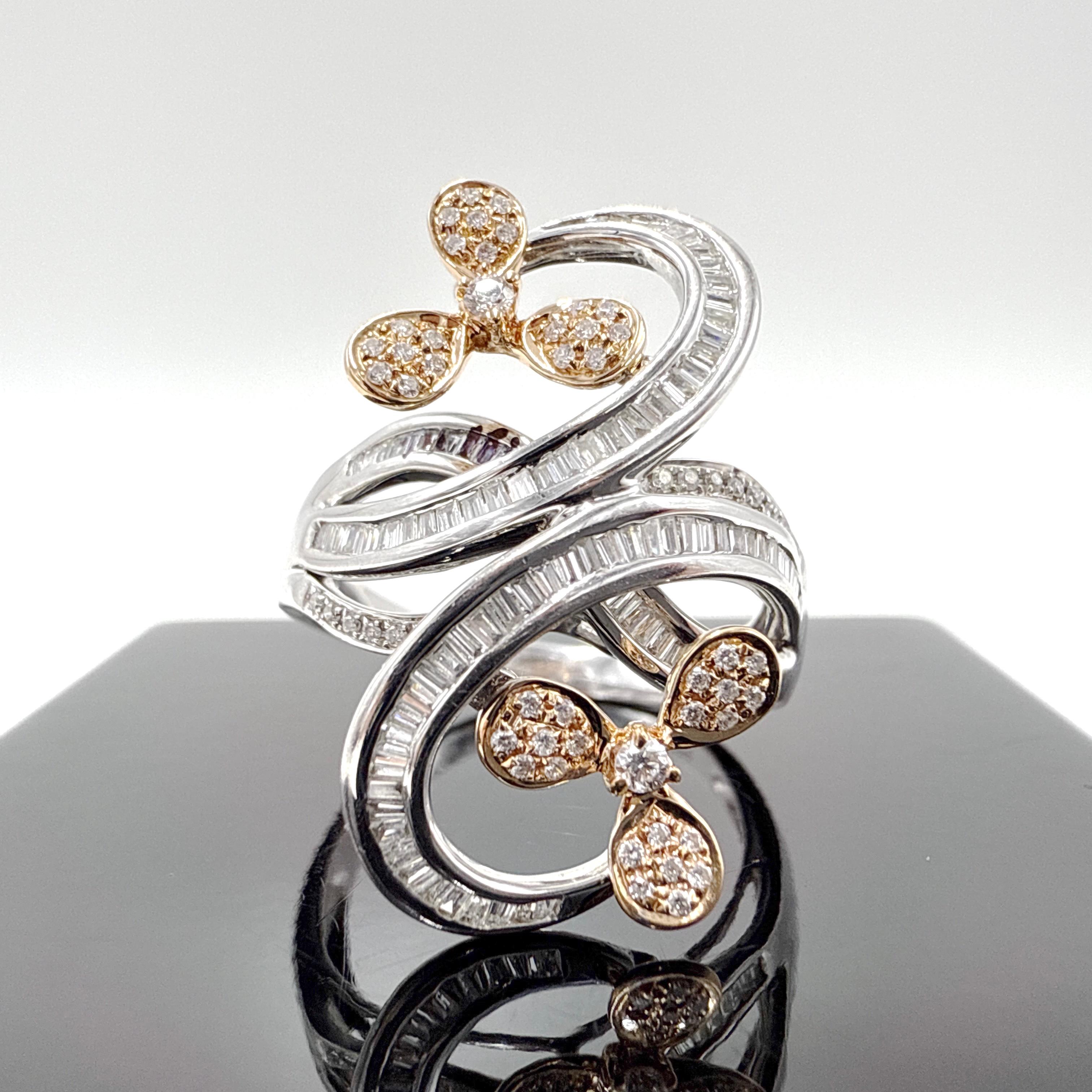 Dieser Diamantring aus 18 Karat Weiß- und Roségold zeichnet sich durch ein breites, skulpturales Design mit komplizierten Details und einem mehrschichtigen Aufbau aus. Das Band ist aus Wachs gegossen, von Hand montiert und mit einer