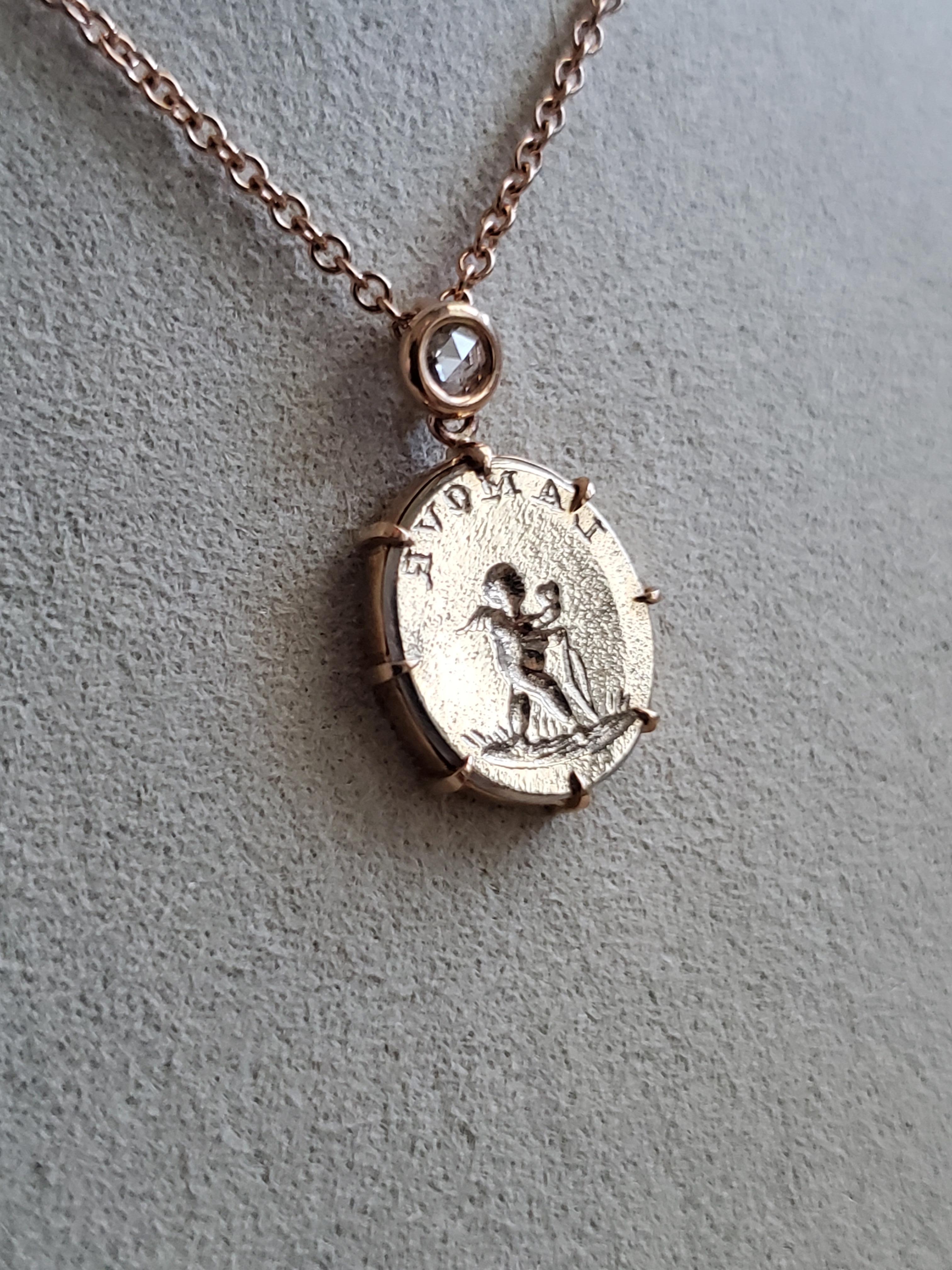 Il nostro ciondolo in oro bianco e rosa 18 carati raffigura un affascinante e paffuto Cupido che poggia una mano sul suo arco e offre un cuore nell'altra. Romantico, sentimentale e adorabile, questo pezzo simboleggia magnificamente l'amore, sia esso