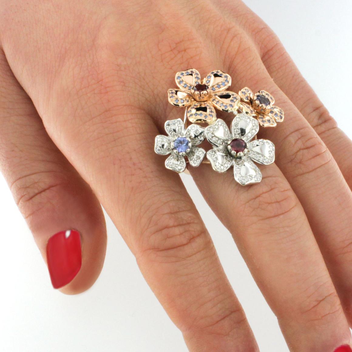 Eine Blume ist gerade erblüht! Inspiriert von der Schönheit der Natur, einzigartiger Ring, hergestellt in Italien von Stanoppi Jewellery seit 1948.
Ring aus 18k Weiß- und Roségold mit rosa Turmalin (Rundschliff, Größe: 4 mm), Tansanit (Rundschliff,