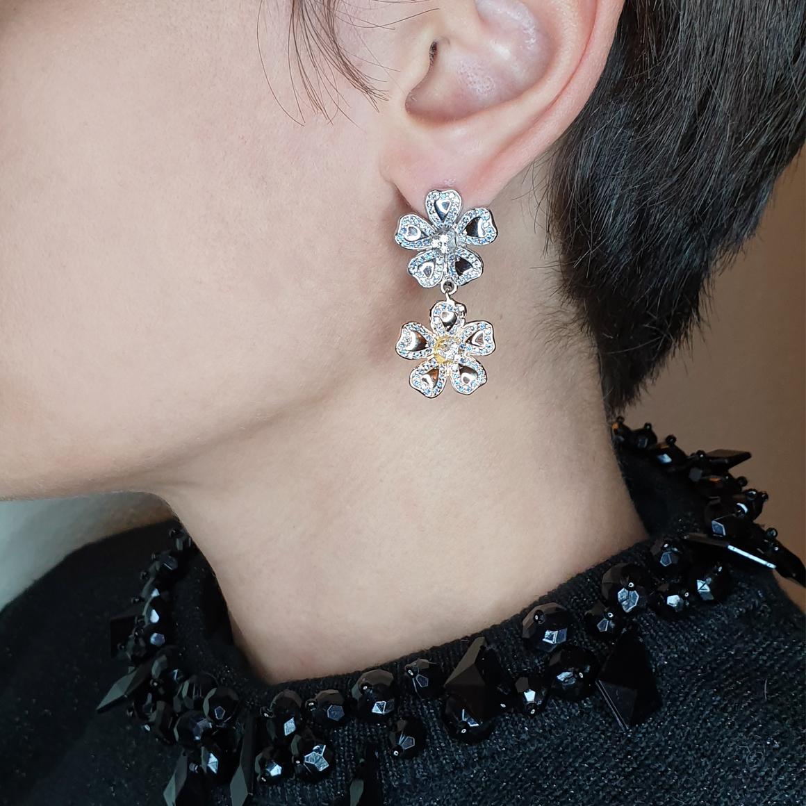 Eine Blume ist gerade erblüht! Inspiriert von der Schönheit der Natur, sehr einzigartige Ohrringe, die seit 1948 in Italien von Stanoppi Jewellery hergestellt werden.

Ohrringe aus 18k Weiß- und Roségold mit Tansanit (Rundschliff, Größe mm.1,25) und