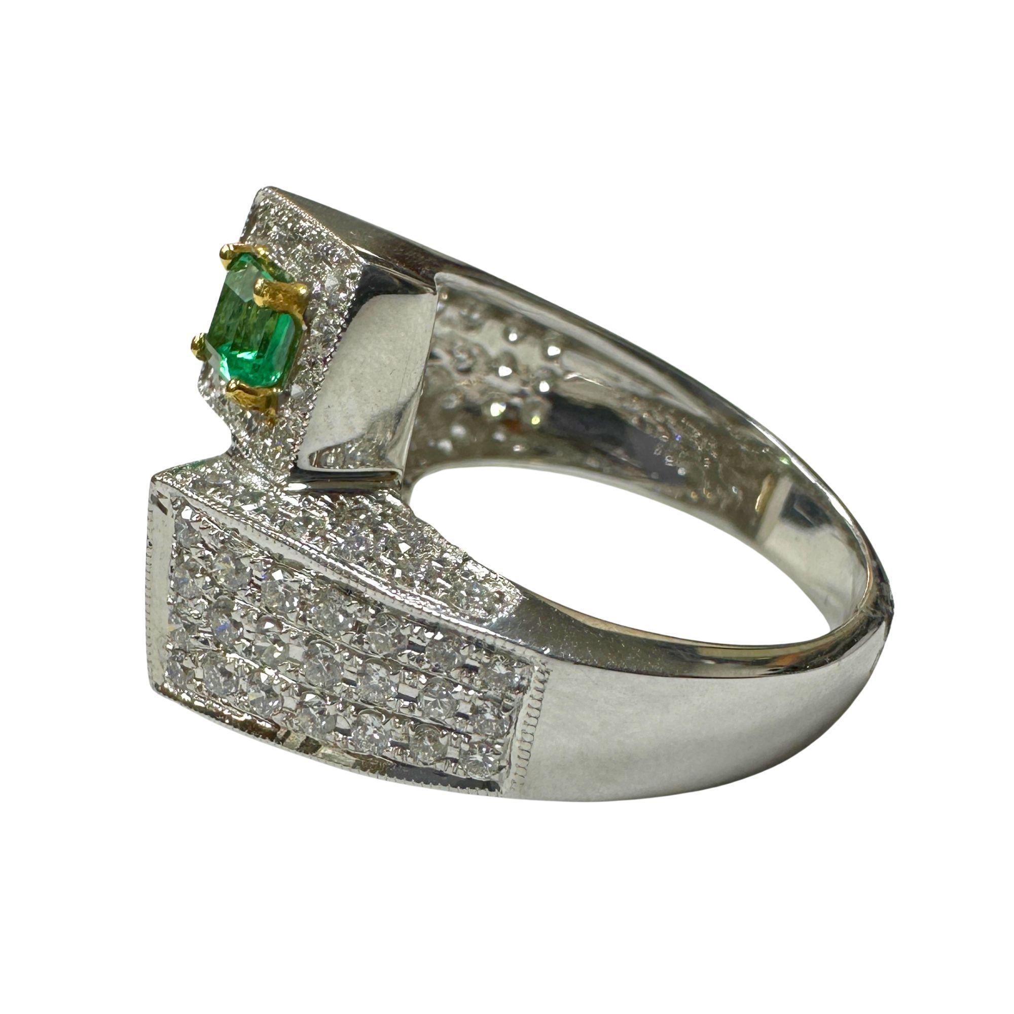 18k White and Yellow Diamond and Emerald Ring In Good Condition For Sale In New York, NY