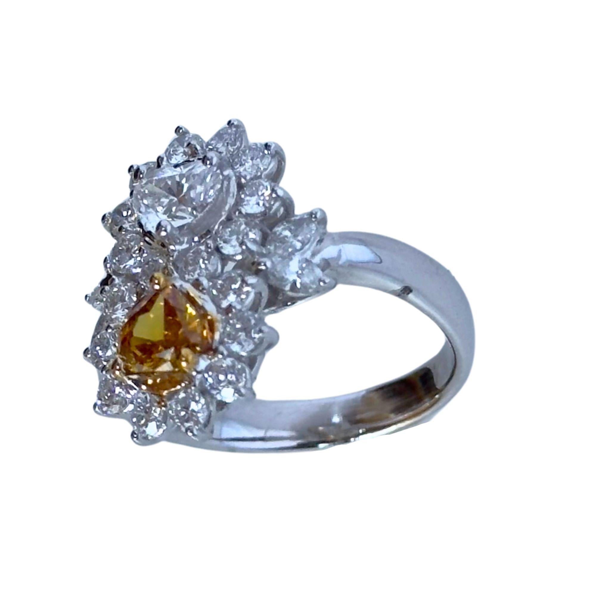 18k White and Yellow Diamond Floral Ring In Good Condition For Sale In New York, NY
