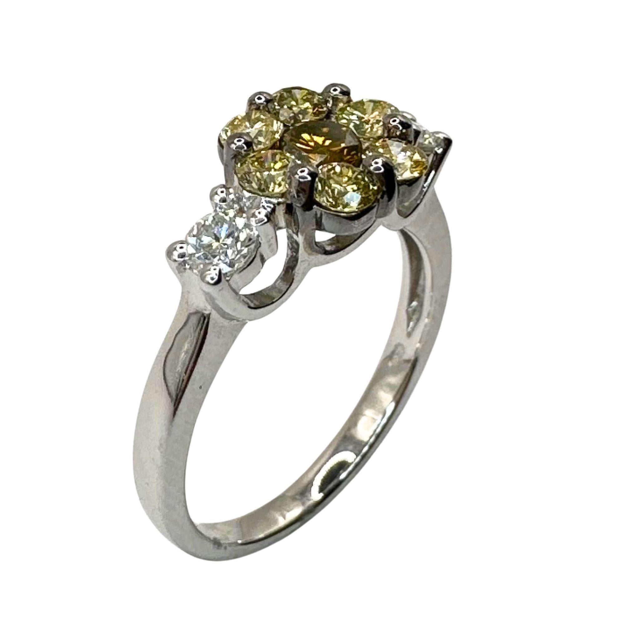 18k White and Yellow Diamond Flower Ring In Good Condition For Sale In New York, NY