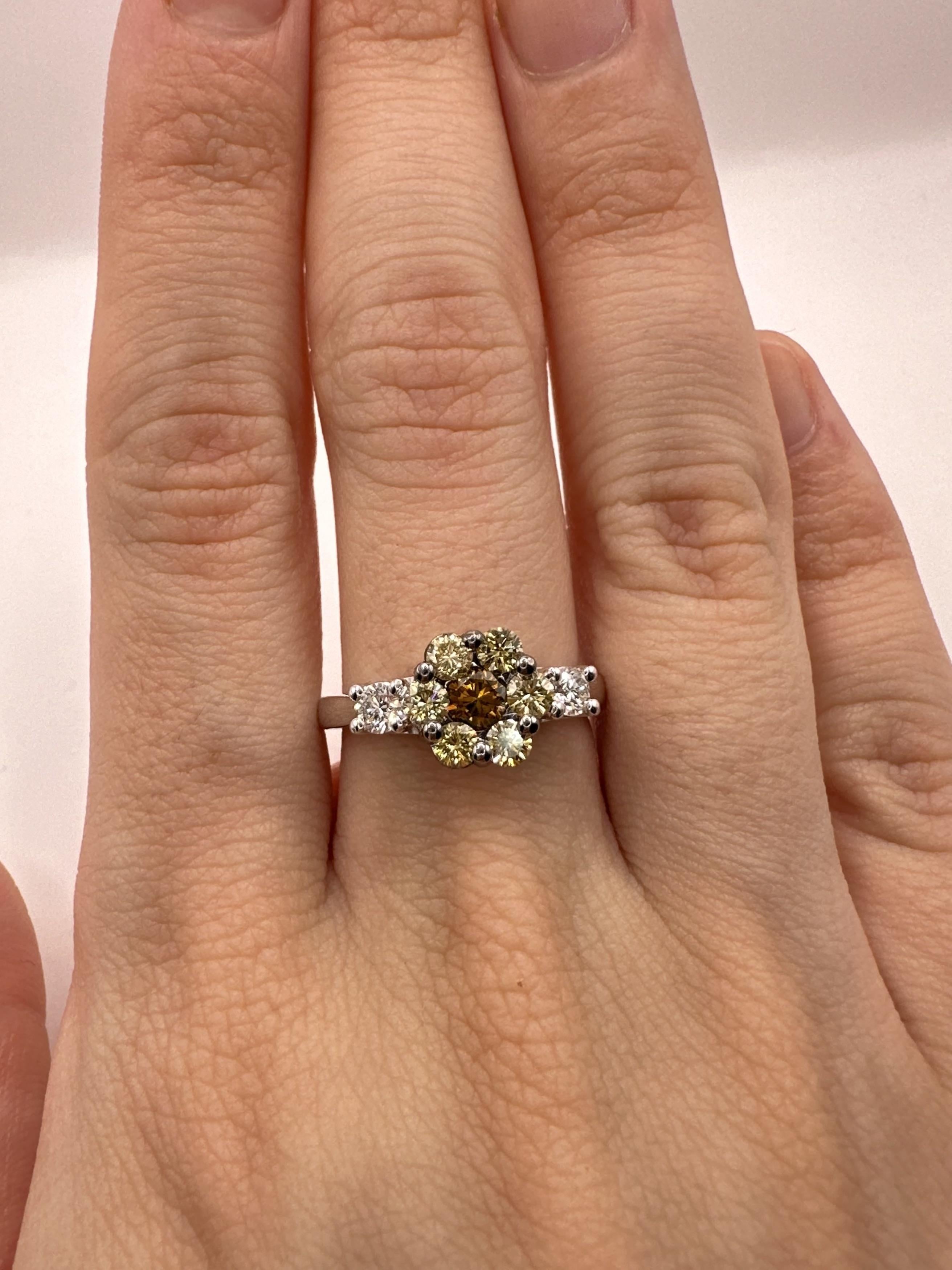 18k Weiß und Gelb Diamant Blume Ring im Angebot 2