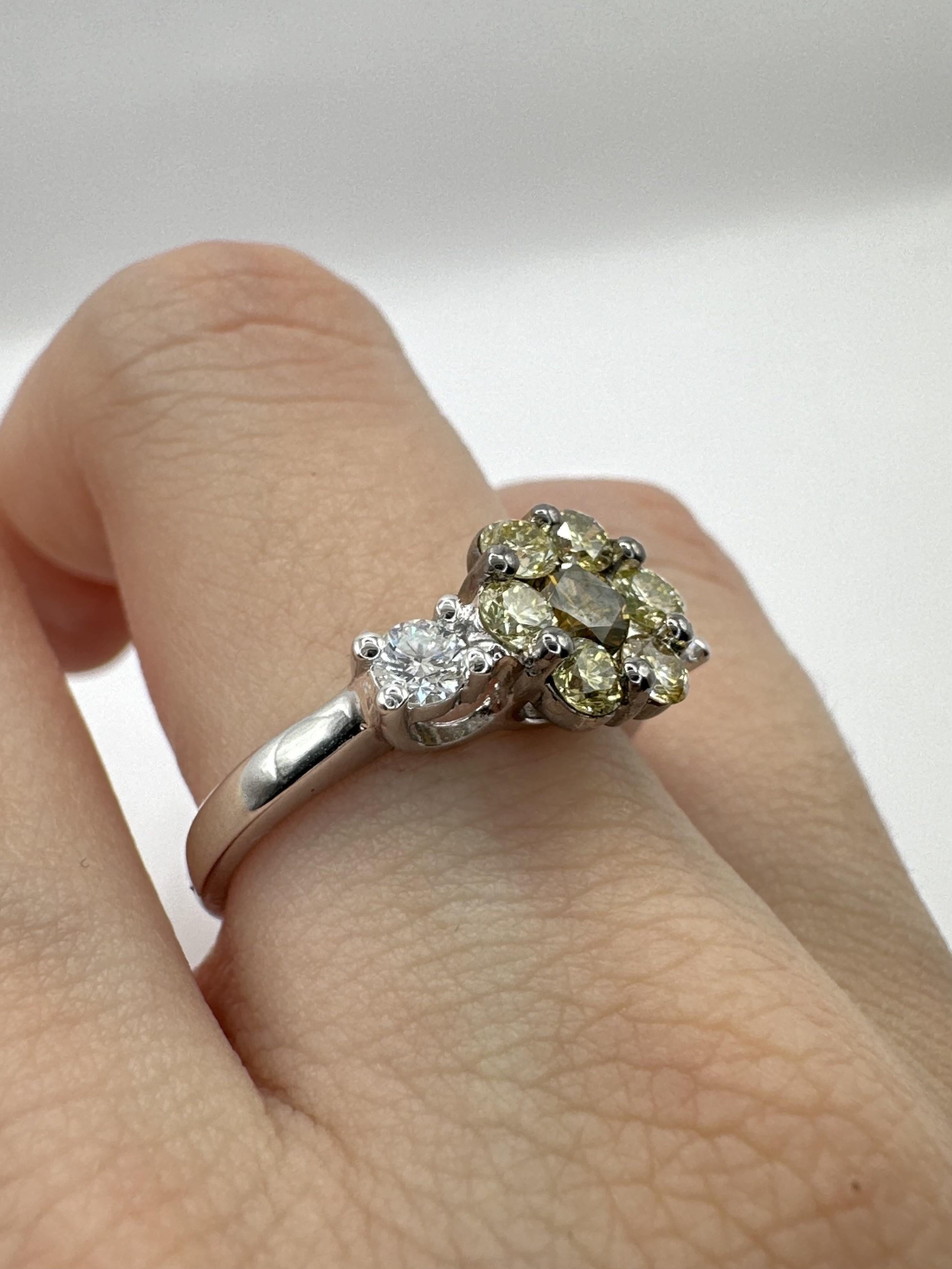 18k Weiß und Gelb Diamant Blume Ring im Angebot 3