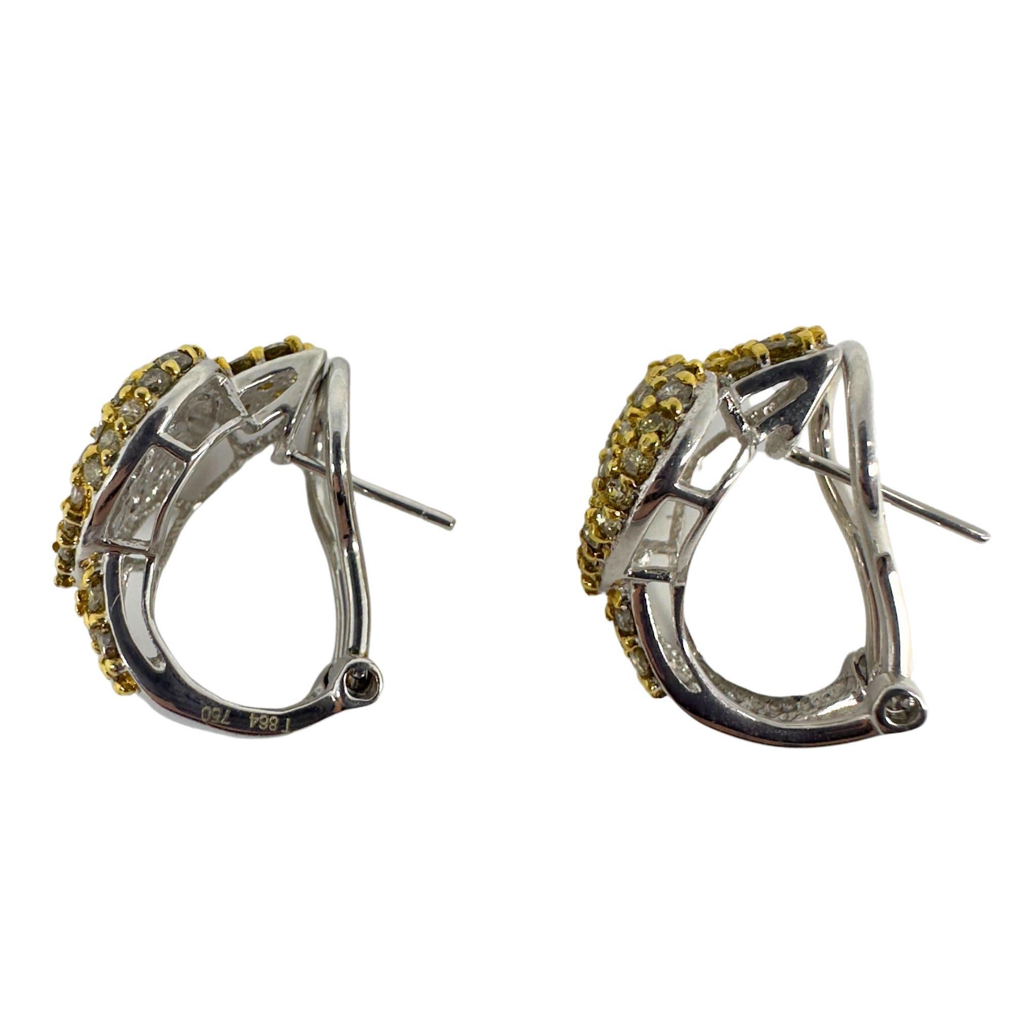 Überraschen Sie Ihre Liebste mit diesen verspielten und einzigartigen 18k White and Yellow Diamond Heart Earrings. Diese stilvollen Ohrringe sind in gutem Zustand mit leichten Gebrauchsspuren, messen 0,75 Zoll und sind mit 