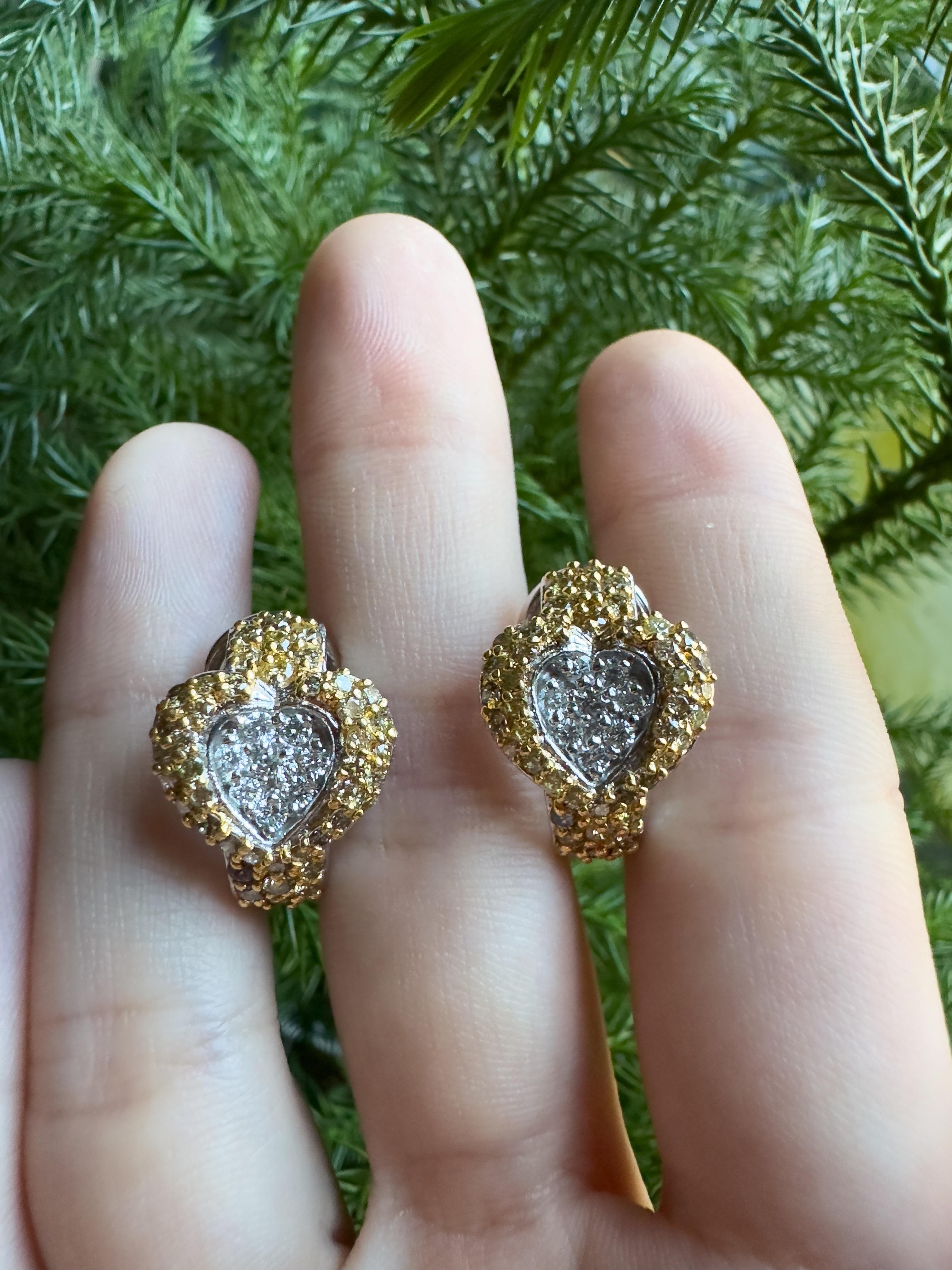 18k White and Yellow Diamond Heart Earrings In Good Condition For Sale In New York, NY