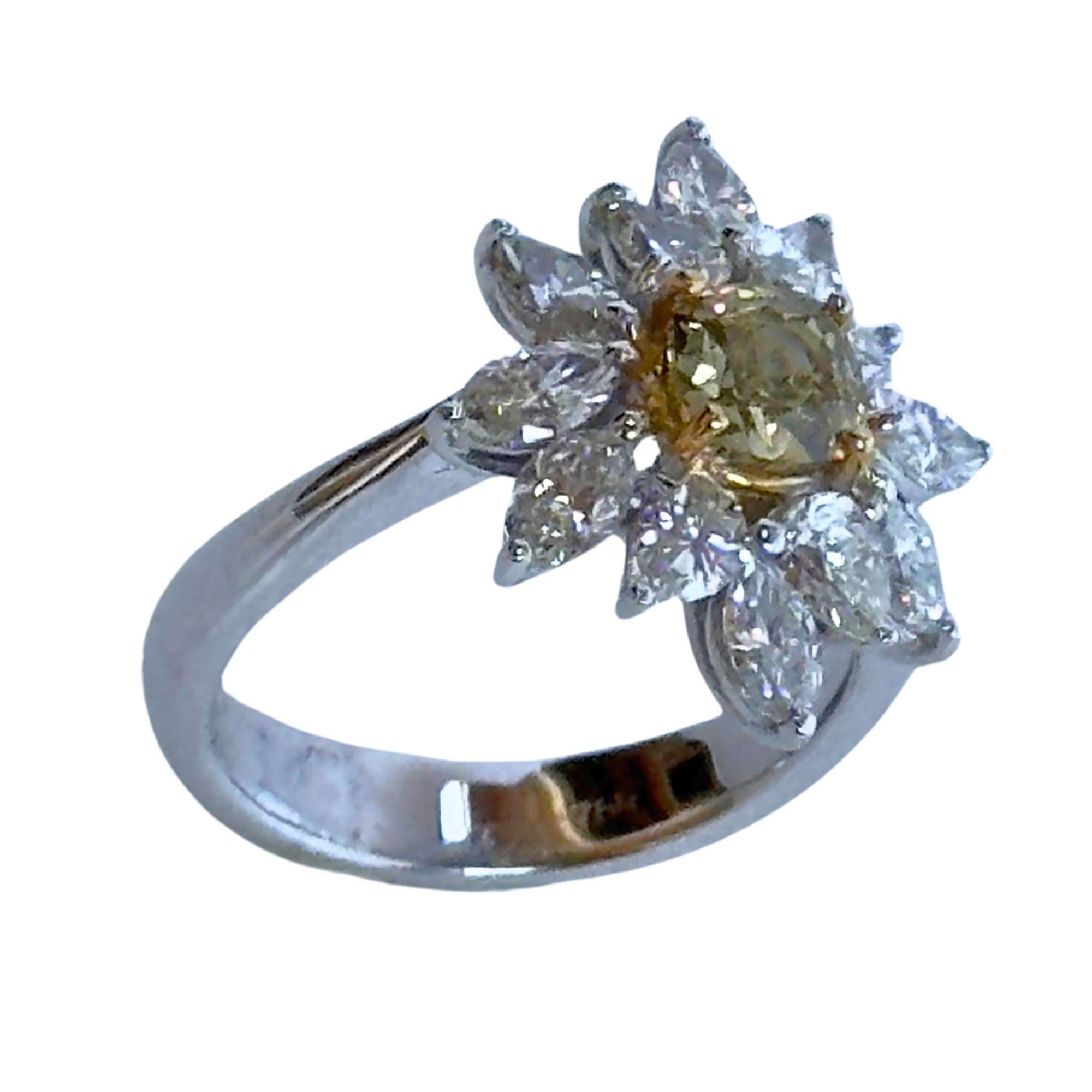 Round Cut 18k White and Yellow Diamond Ring For Sale