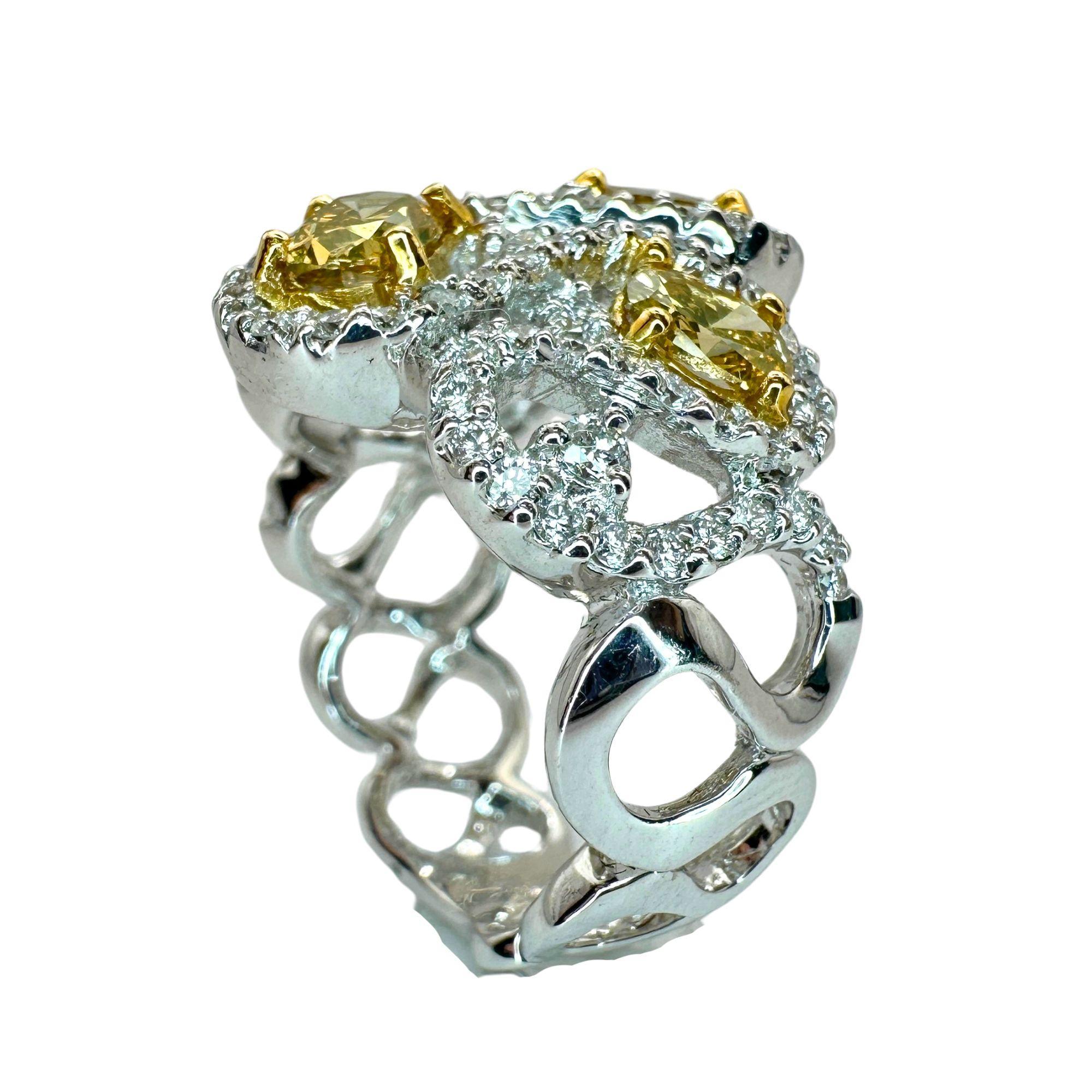 Round Cut 18k White and Yellow Diamond Ring For Sale