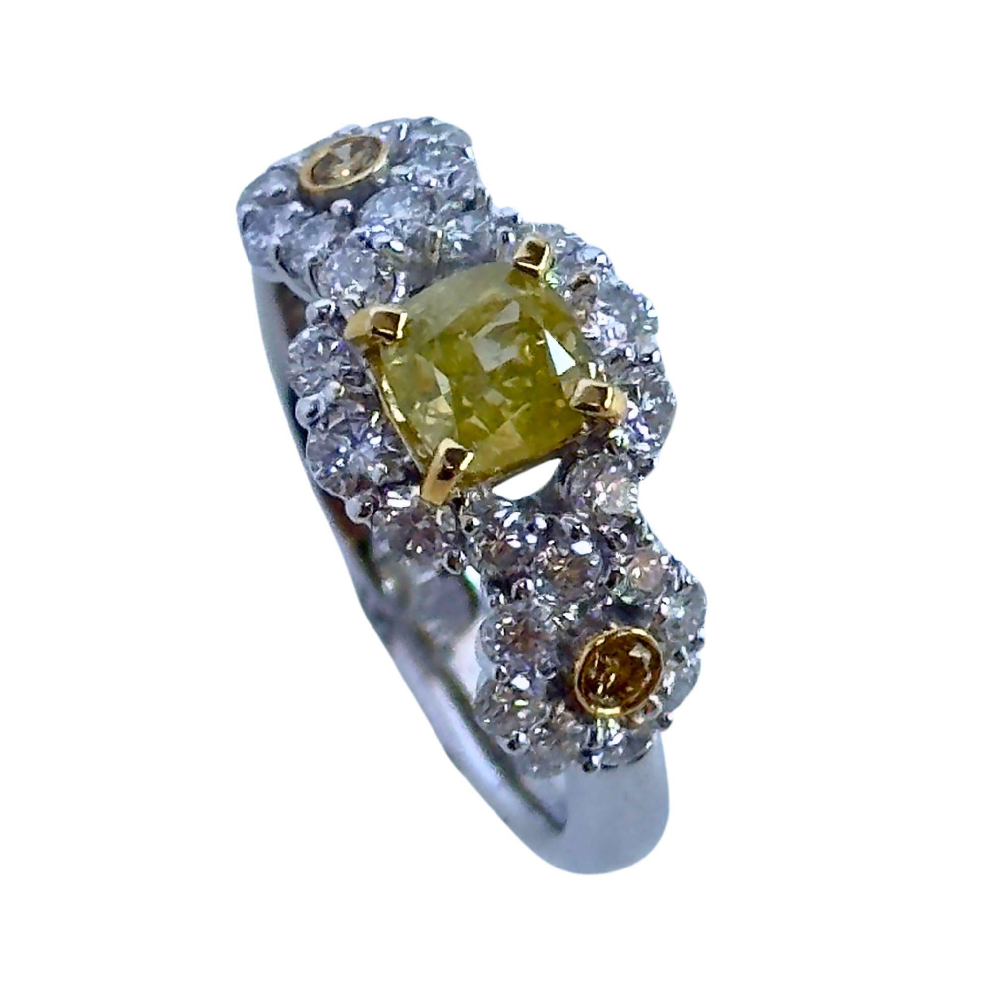 18k White and Yellow Diamond Ring In Good Condition In New York, NY