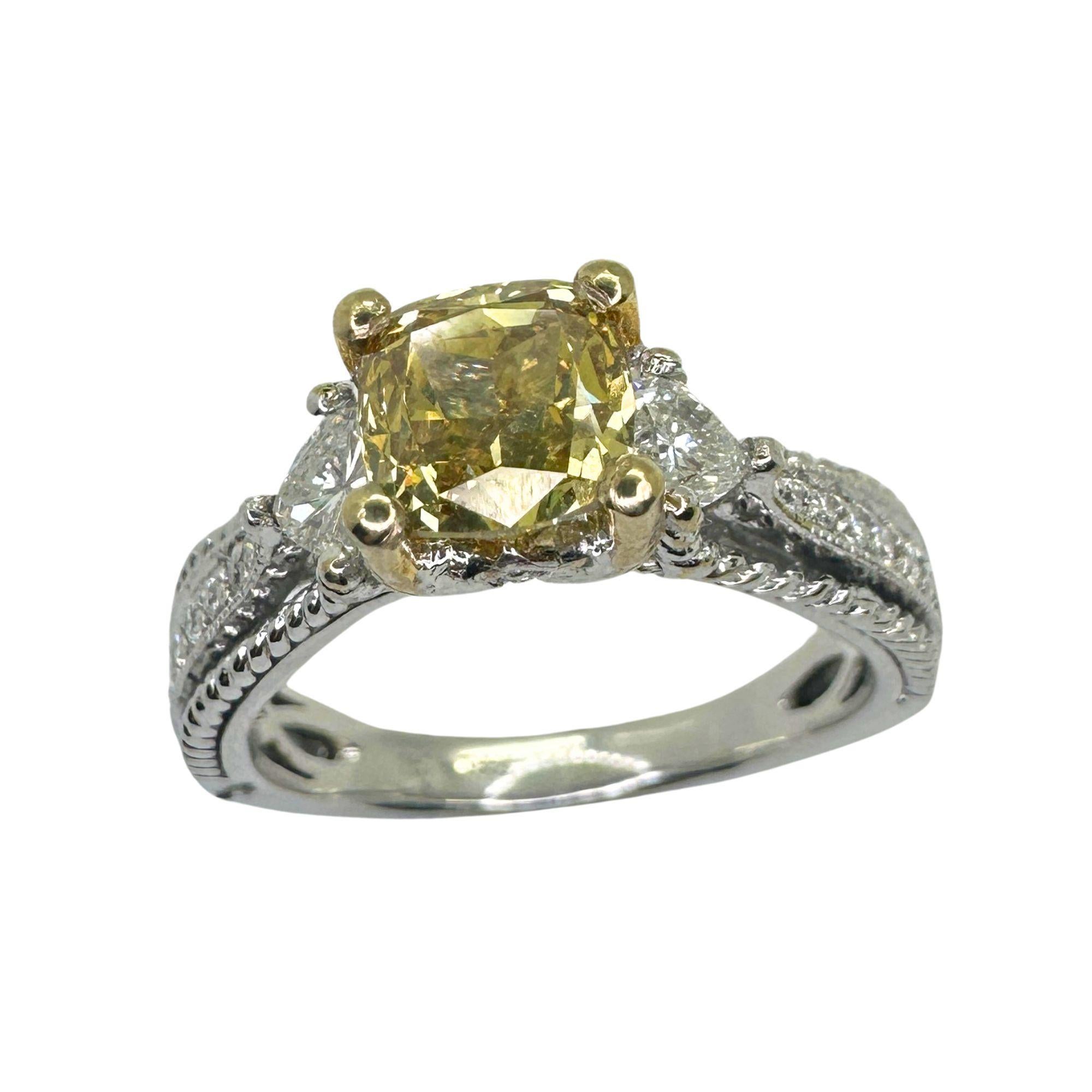 18k White and Yellow Diamond Ring In Good Condition For Sale In New York, NY
