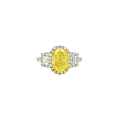 18k Blanco y Amarillo GIA 2.06ctw Oval Cut Fancy Yellow Diamond y 1.15ctw Diamo