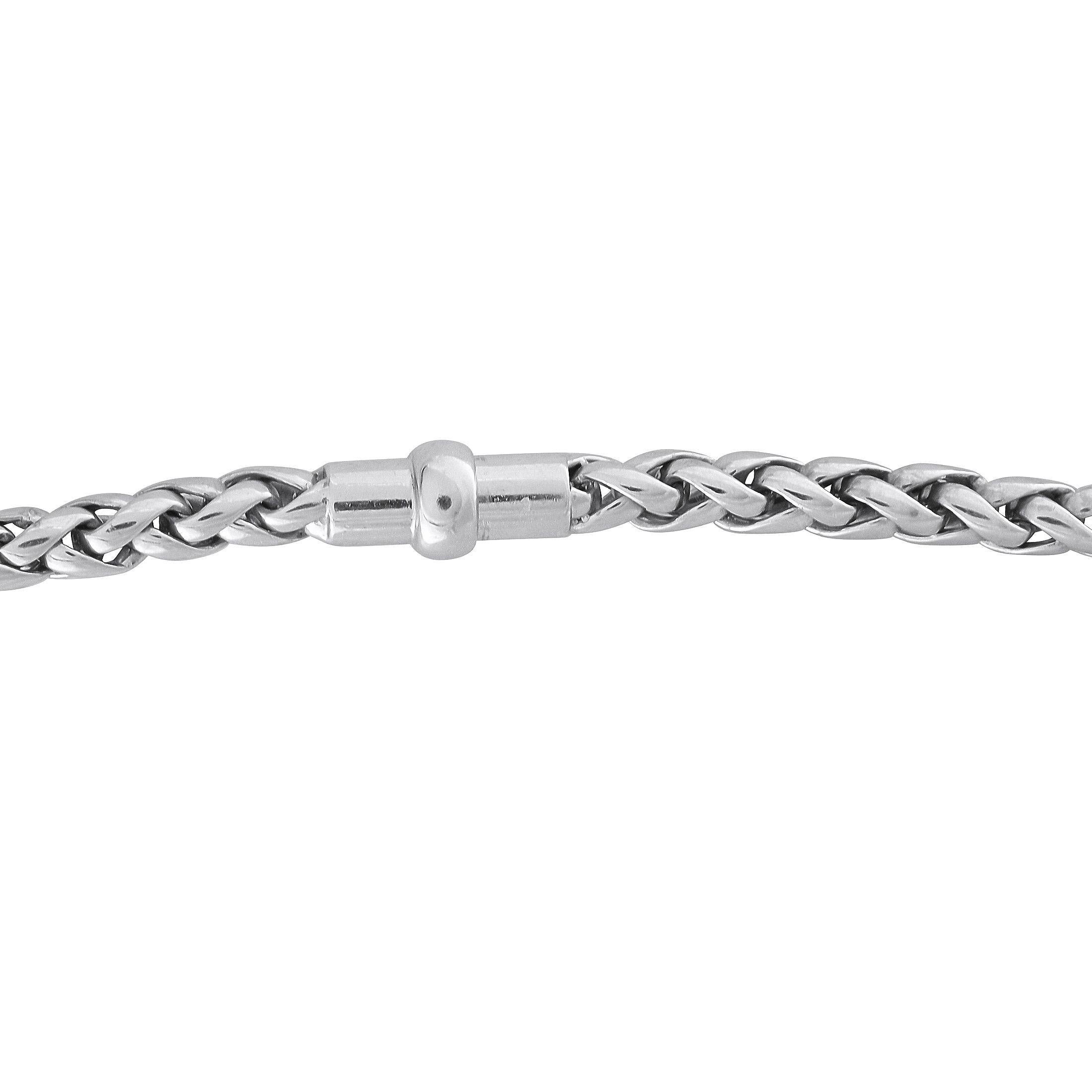 Una squisita creazione di stile e presenza. Questo pezzo è caratterizzato da una sostanziosa catena intrecciata, lucidata nello stile di una treccia di grano, che conferisce consistenza e forza. Al centro ci sono smeraldi ovali affusolati in castoni