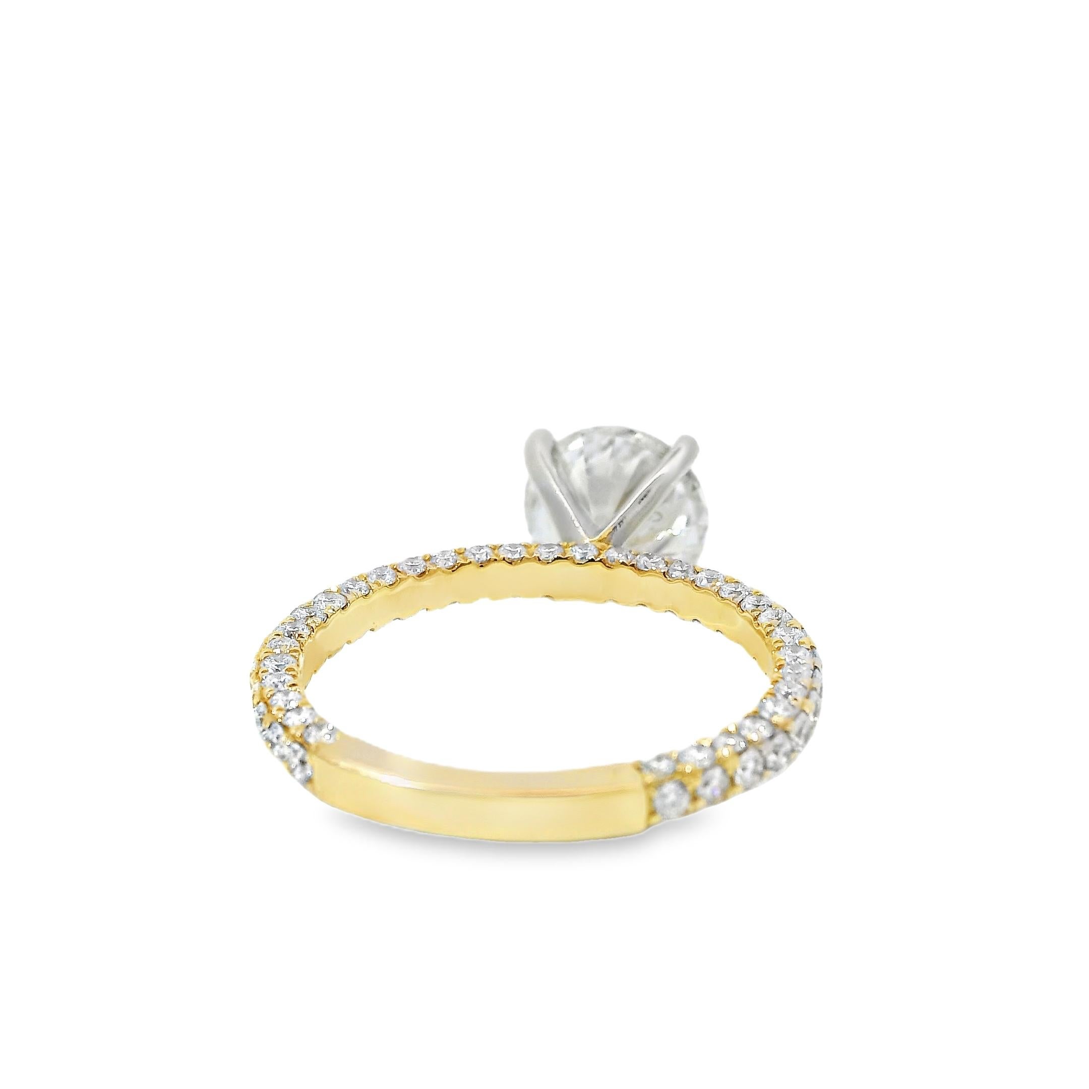 Or blanc et jaune 18k 2.10ct Round Brilliant Cut Diamond and 1.09ctw Accent en vente 5