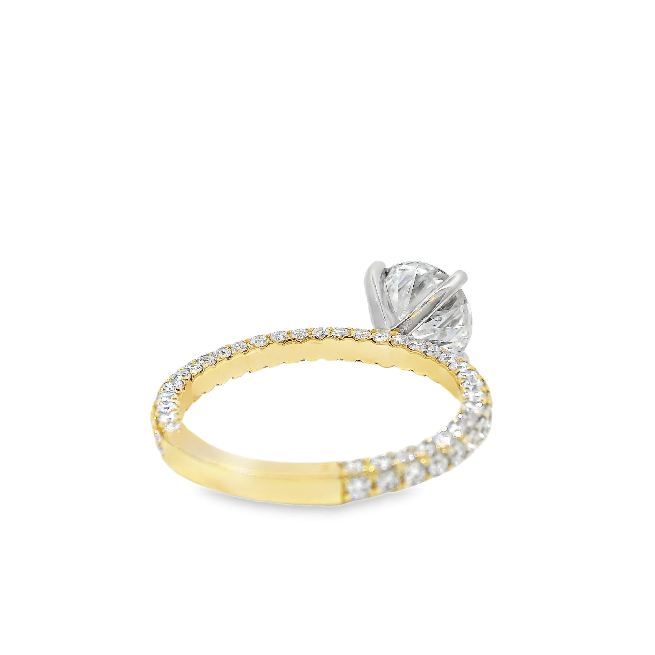 Or blanc et jaune 18k 2.10ct Round Brilliant Cut Diamond and 1.09ctw Accent en vente 6