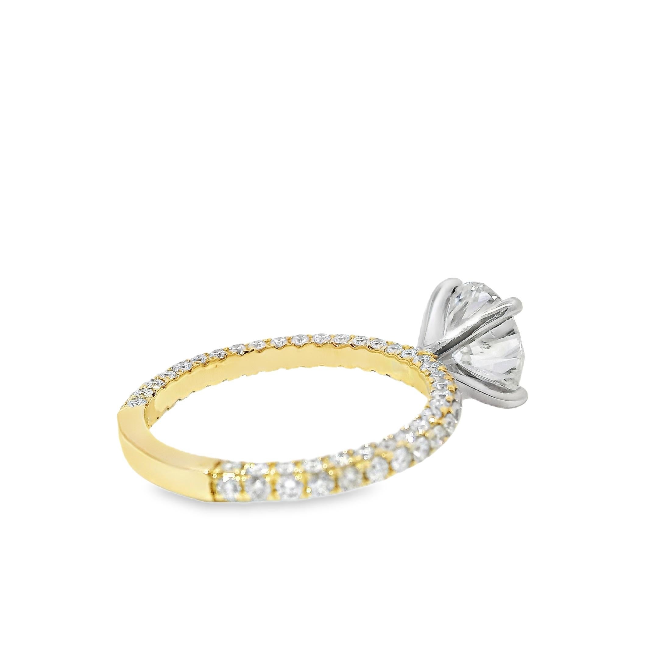 Or blanc et jaune 18k 2.10ct Round Brilliant Cut Diamond and 1.09ctw Accent en vente 7