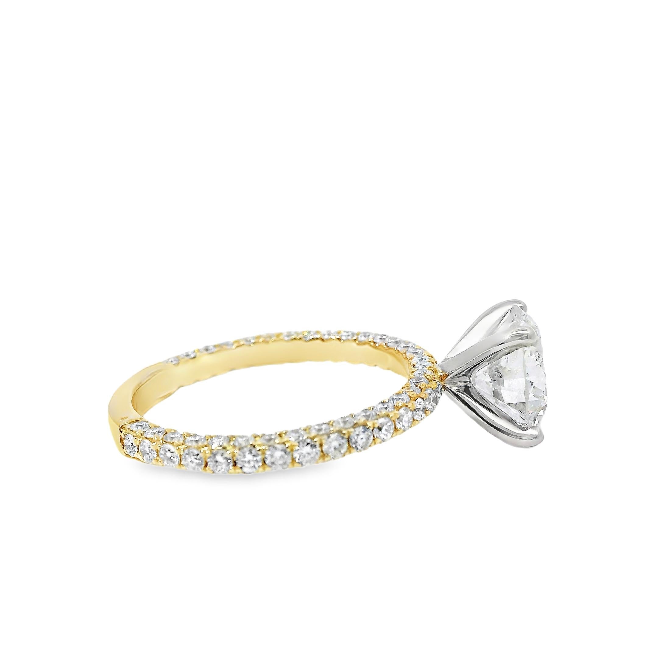 Or blanc et jaune 18k 2.10ct Round Brilliant Cut Diamond and 1.09ctw Accent en vente 8