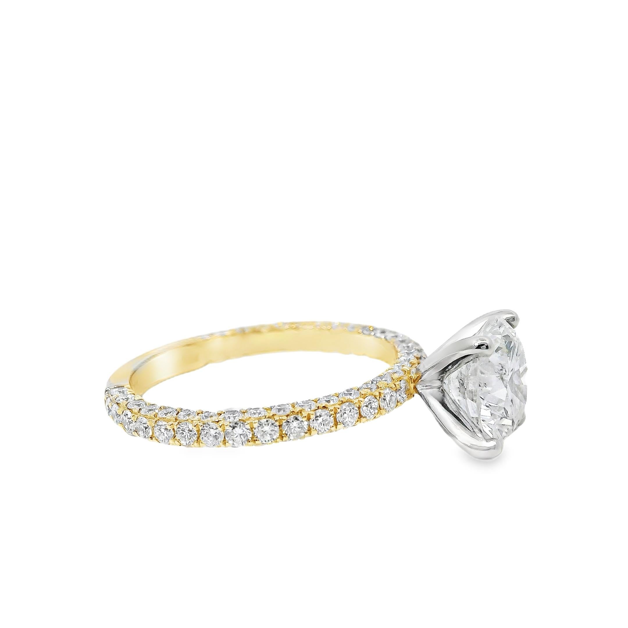 Or blanc et jaune 18k 2.10ct Round Brilliant Cut Diamond and 1.09ctw Accent en vente 9