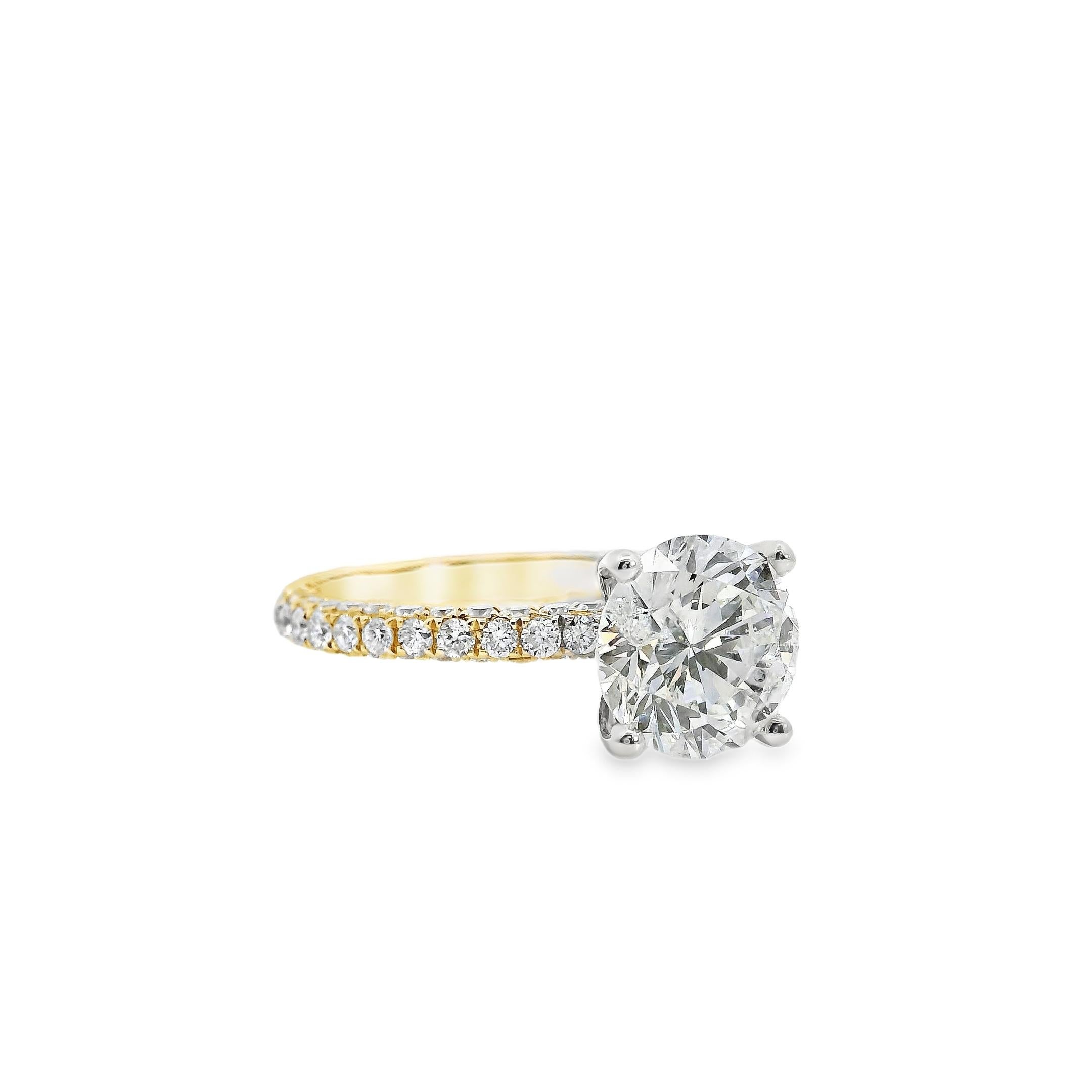 Or blanc et jaune 18k 2.10ct Round Brilliant Cut Diamond and 1.09ctw Accent en vente 10