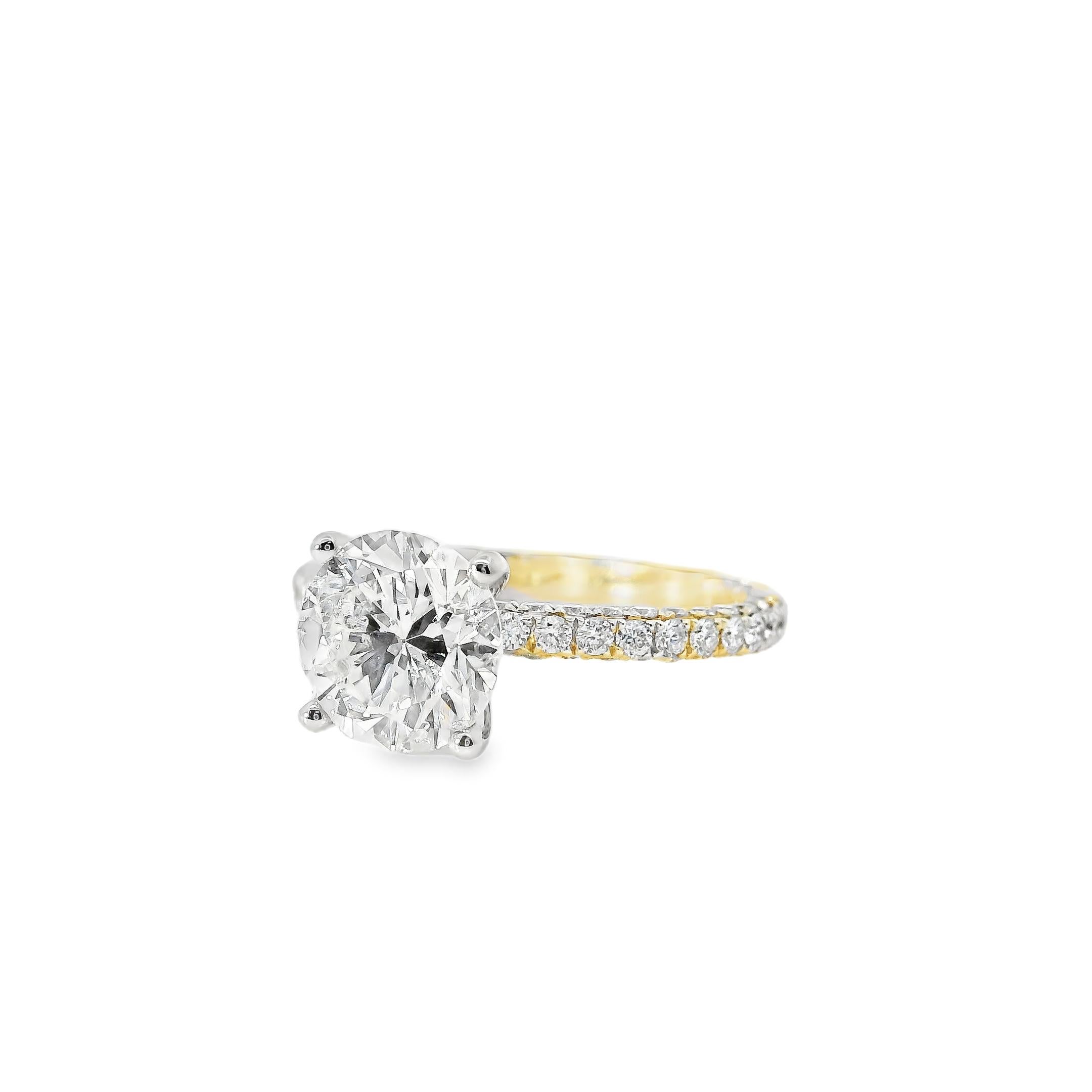 Taille ronde Or blanc et jaune 18k 2.10ct Round Brilliant Cut Diamond and 1.09ctw Accent en vente