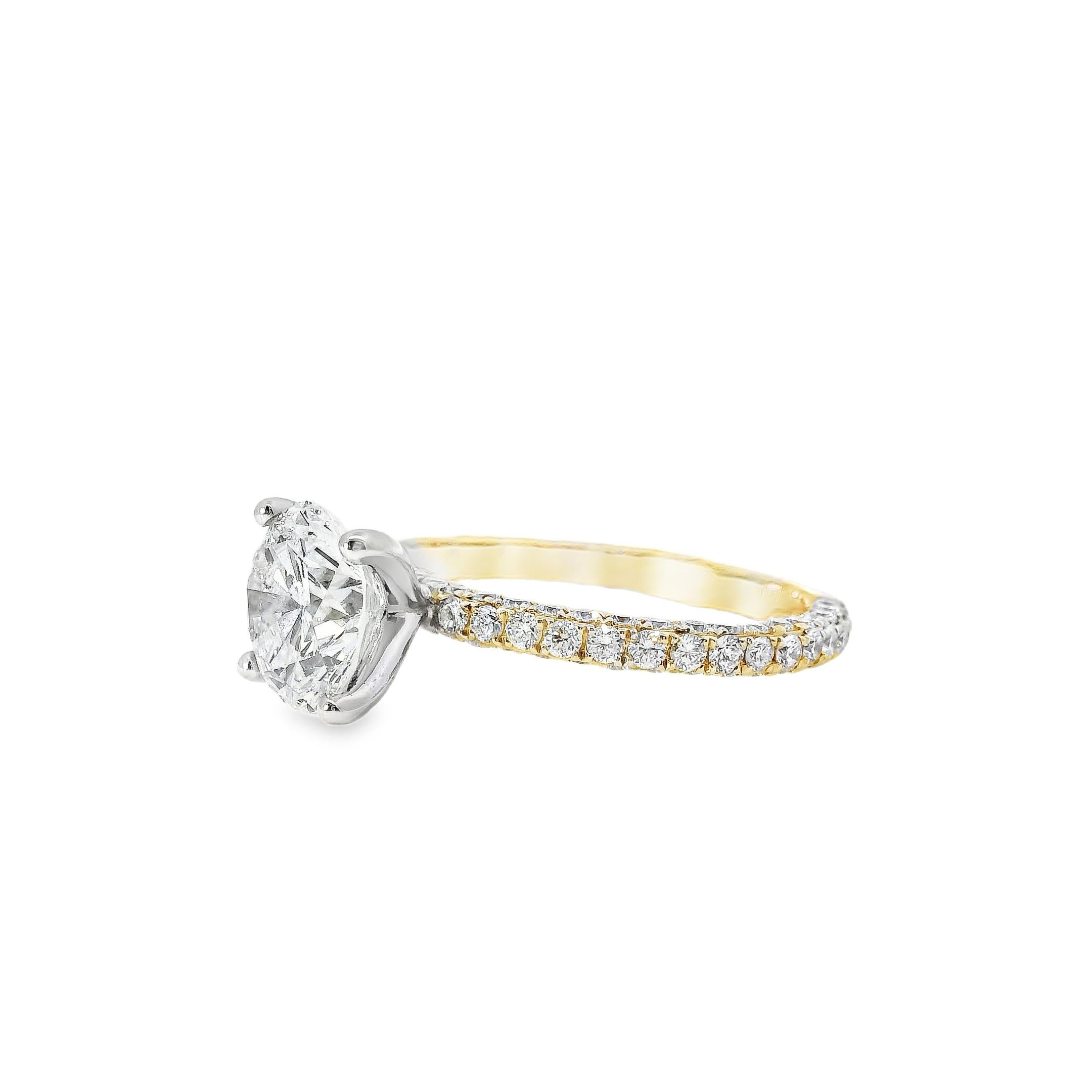 Or blanc et jaune 18k 2.10ct Round Brilliant Cut Diamond and 1.09ctw Accent Pour femmes en vente