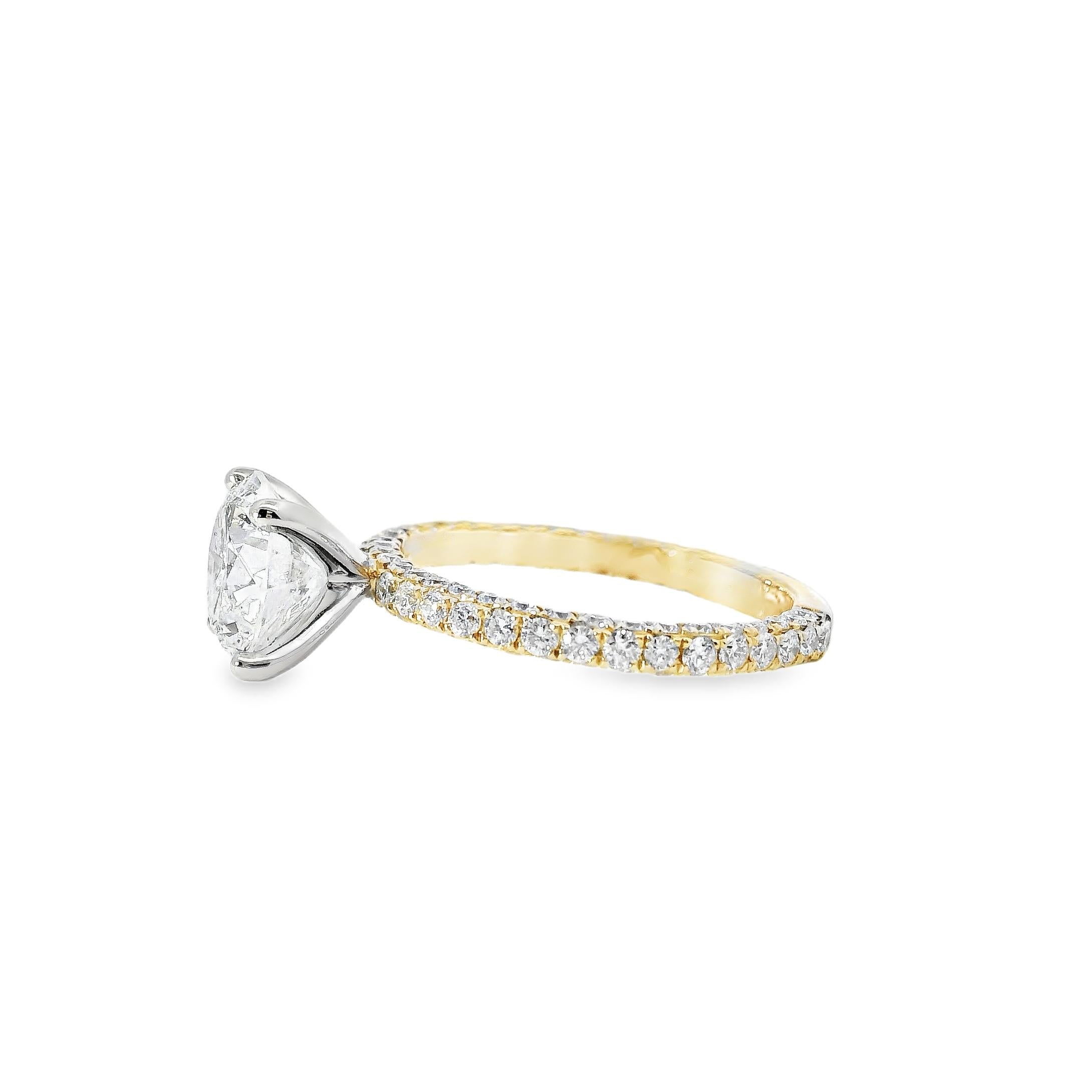 Or blanc et jaune 18k 2.10ct Round Brilliant Cut Diamond and 1.09ctw Accent en vente 1