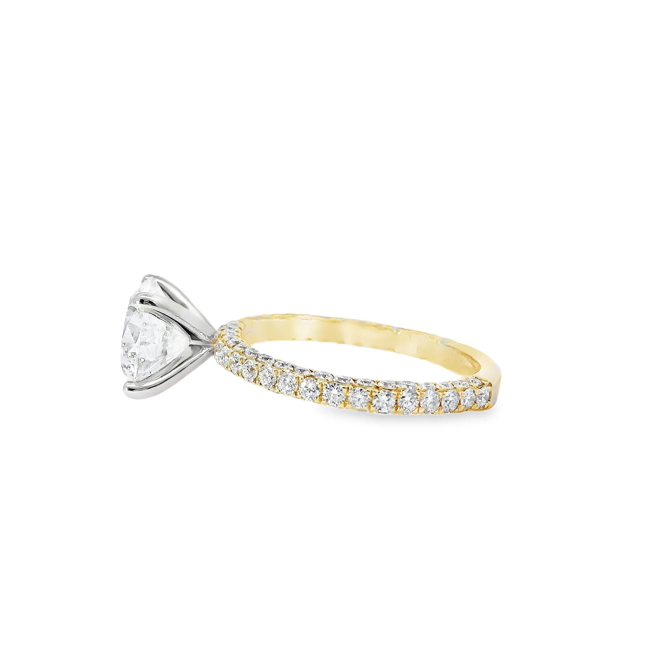 Or blanc et jaune 18k 2.10ct Round Brilliant Cut Diamond and 1.09ctw Accent en vente 2