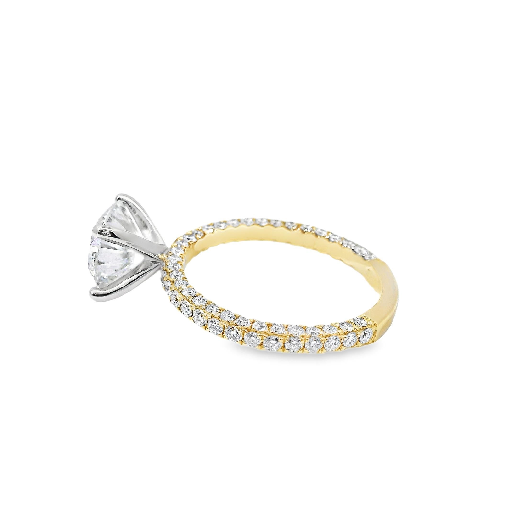 Or blanc et jaune 18k 2.10ct Round Brilliant Cut Diamond and 1.09ctw Accent en vente 3