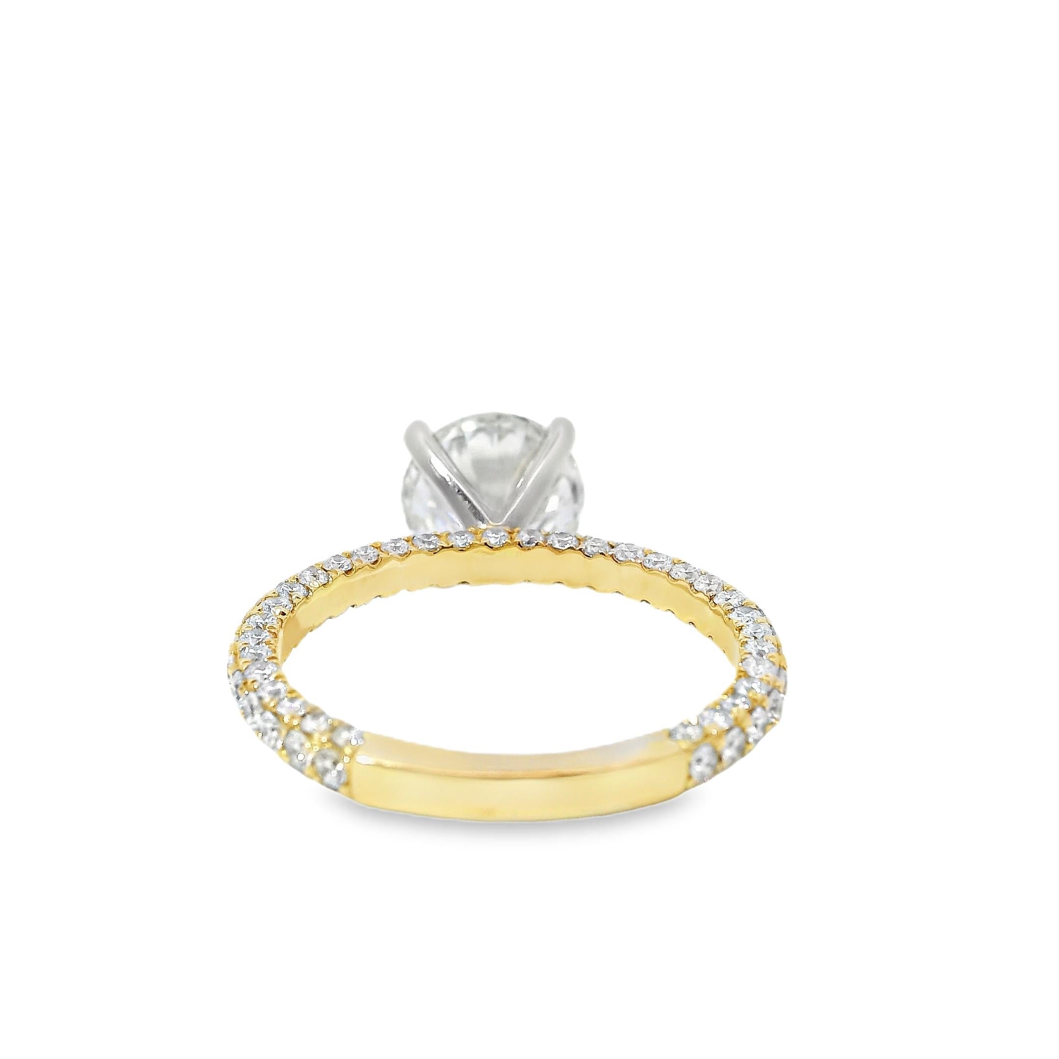 Or blanc et jaune 18k 2.10ct Round Brilliant Cut Diamond and 1.09ctw Accent en vente 4