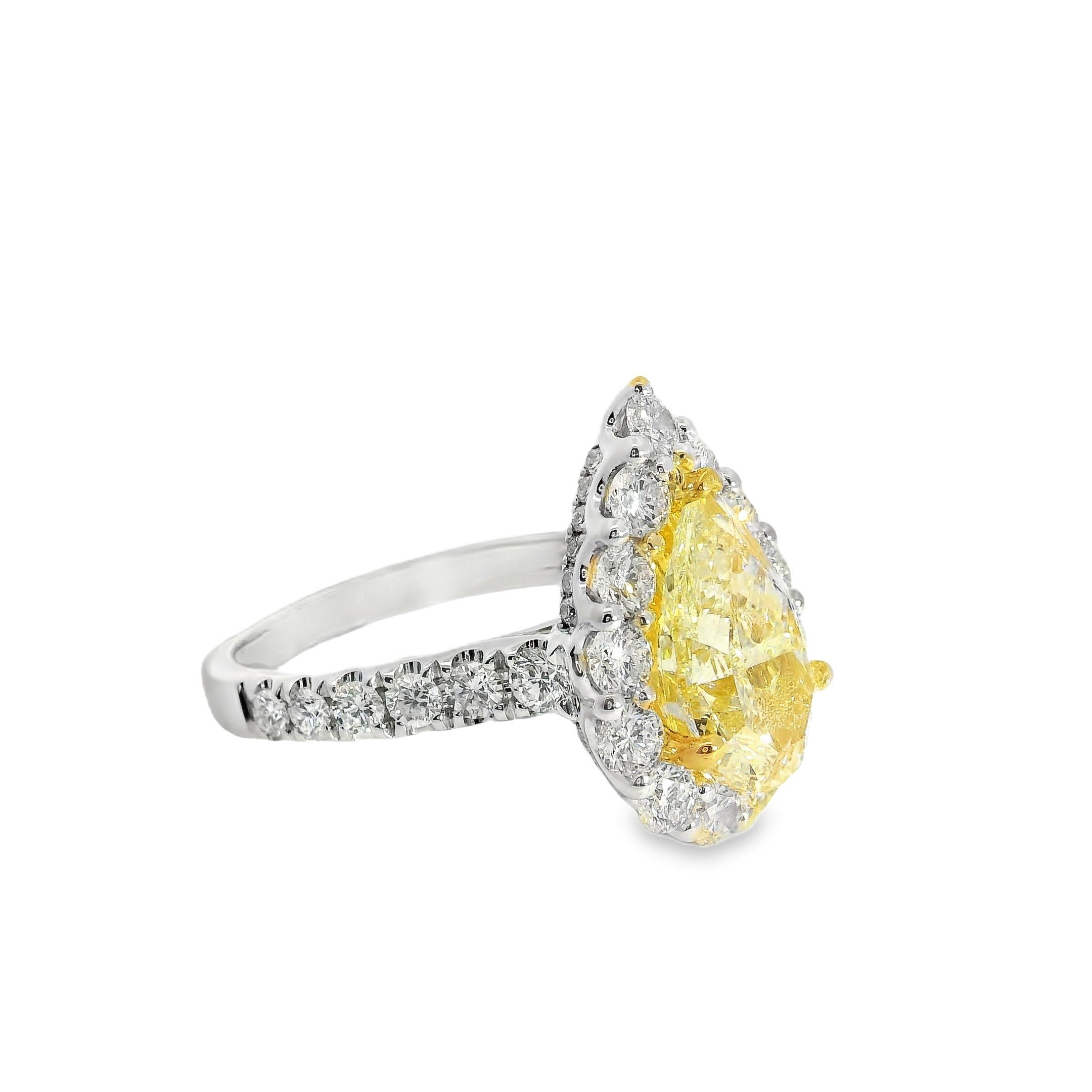 Anello di fidanzamento in oro bianco e giallo 18k con diamante giallo taglio pera da 2,66 carati in vendita 6