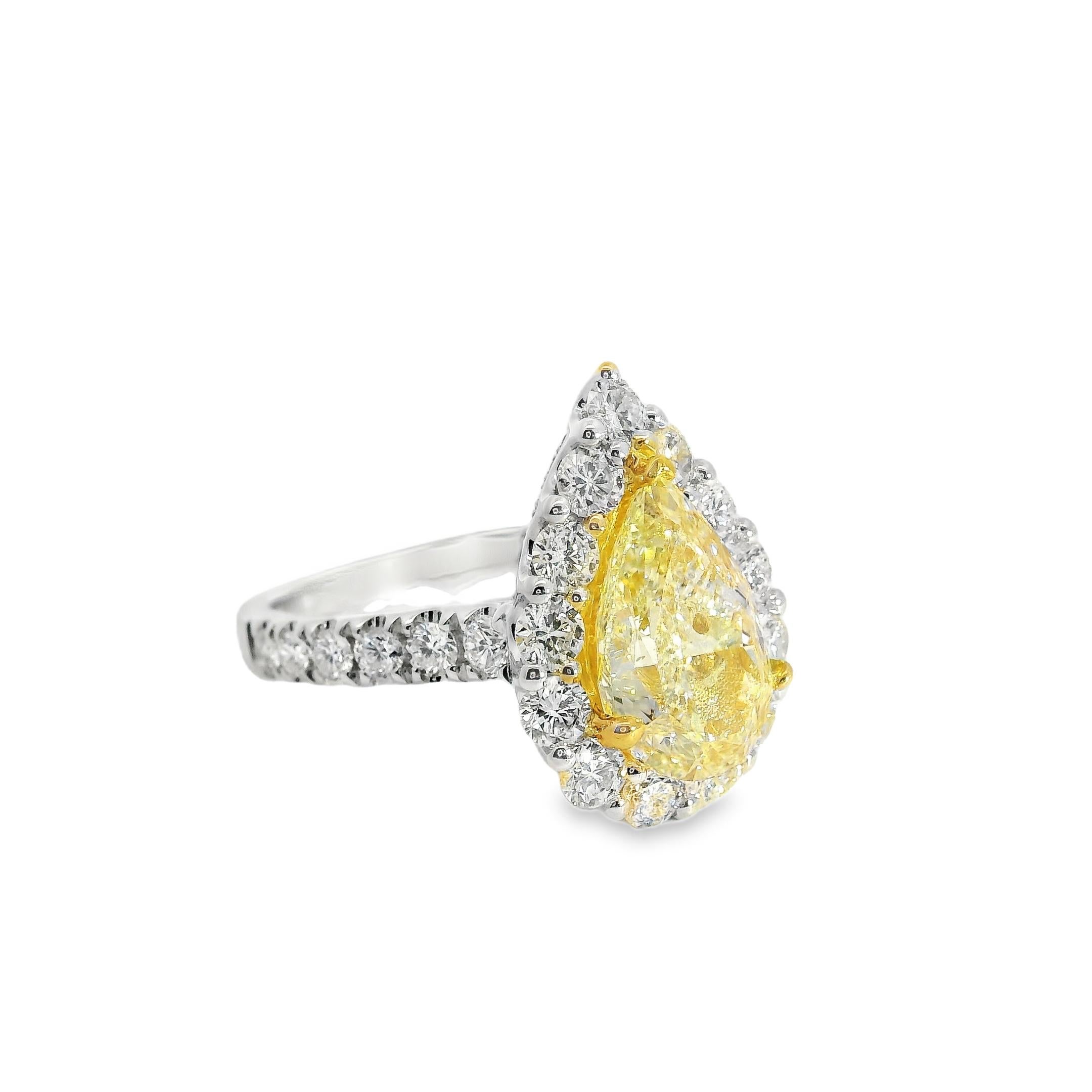 Anello di fidanzamento in oro bianco e giallo 18k con diamante giallo taglio pera da 2,66 carati in vendita 7
