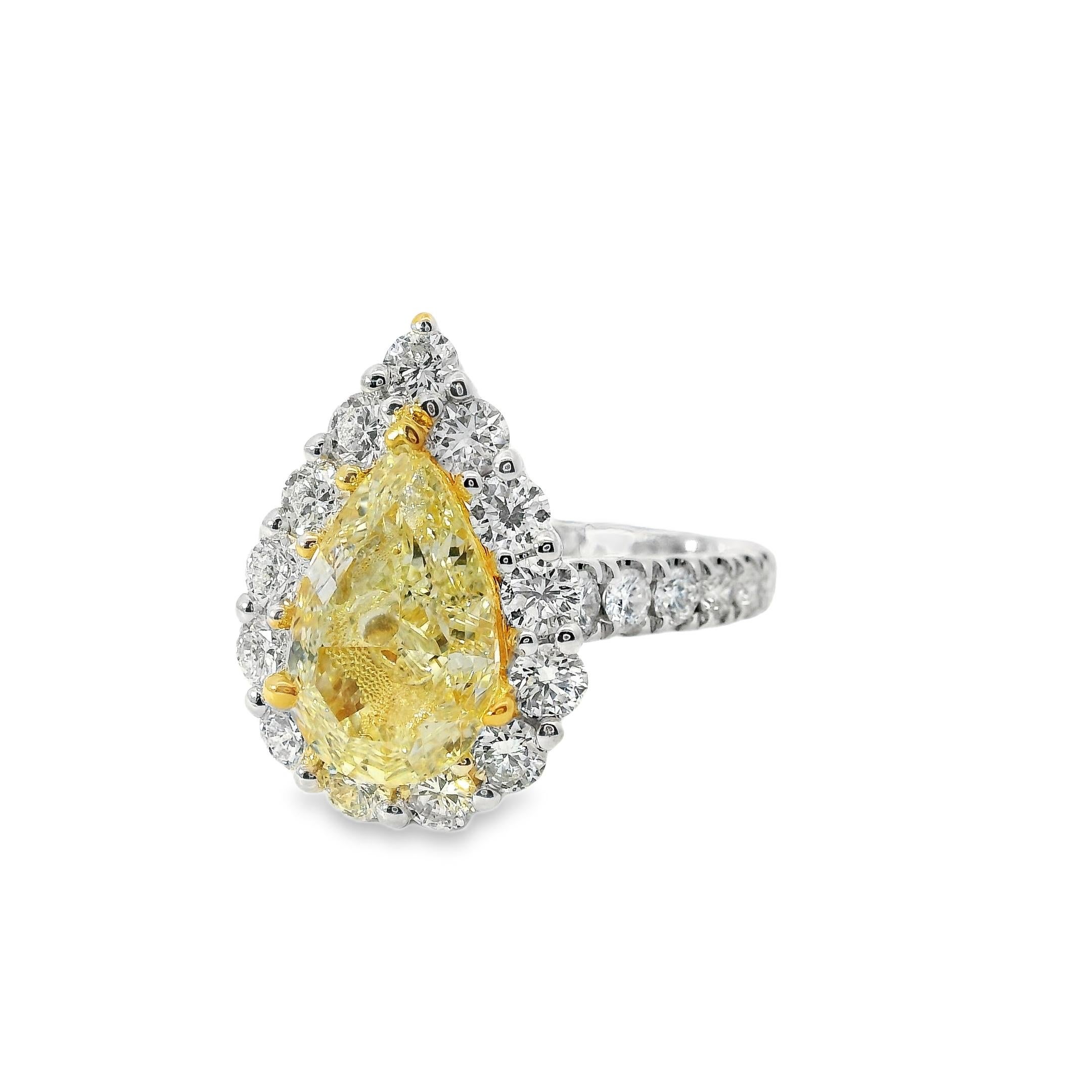 Anello in oro bianco e giallo 18k con diamante giallo taglio pera da 2,66 carati e diamante rotondo da 1,96 carati

Questo squisito anello di fidanzamento in oro bianco e giallo 18 carati con diamante giallo taglio pera da 2,66 carati è in ottime