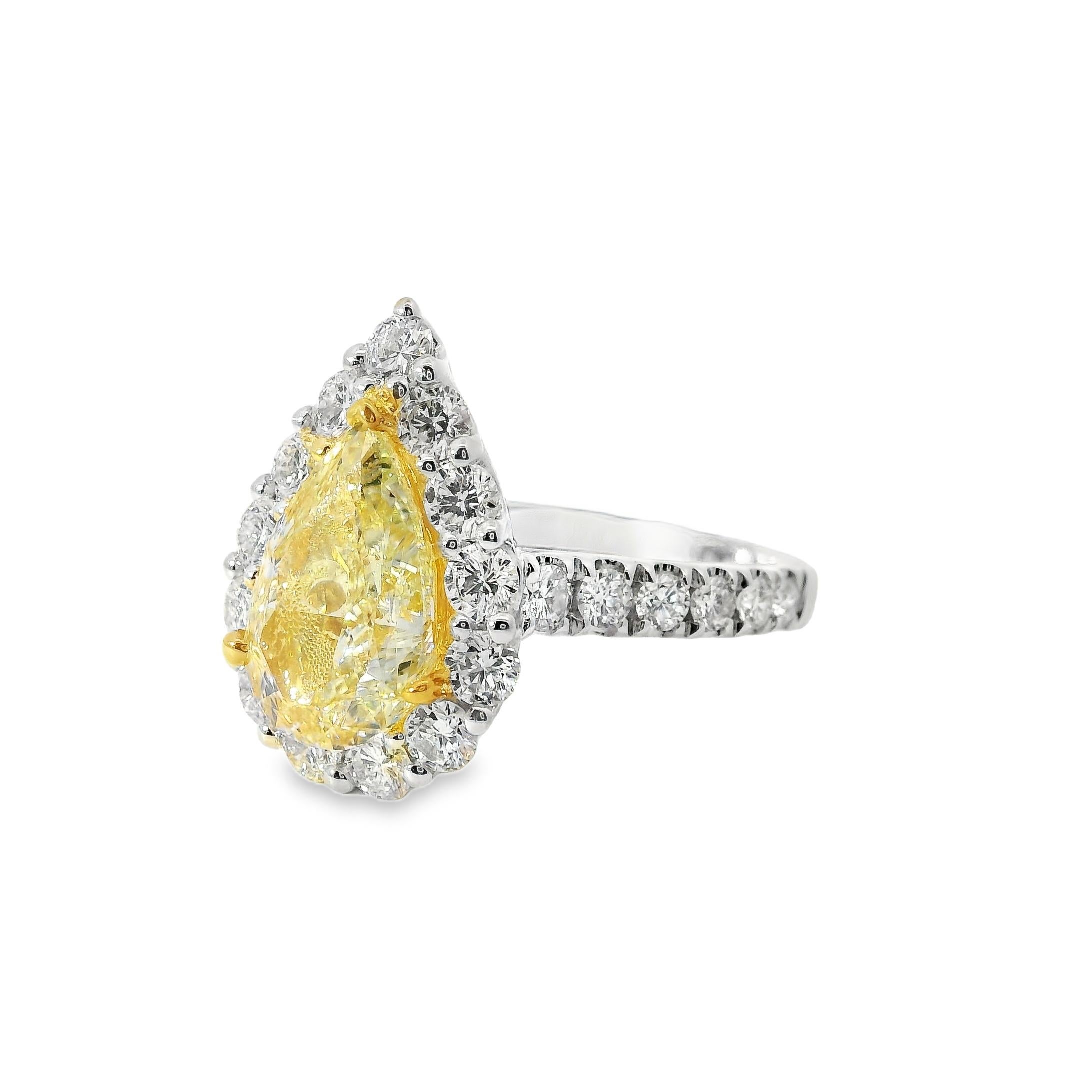 Taglio a goccia Anello di fidanzamento in oro bianco e giallo 18k con diamante giallo taglio pera da 2,66 carati in vendita