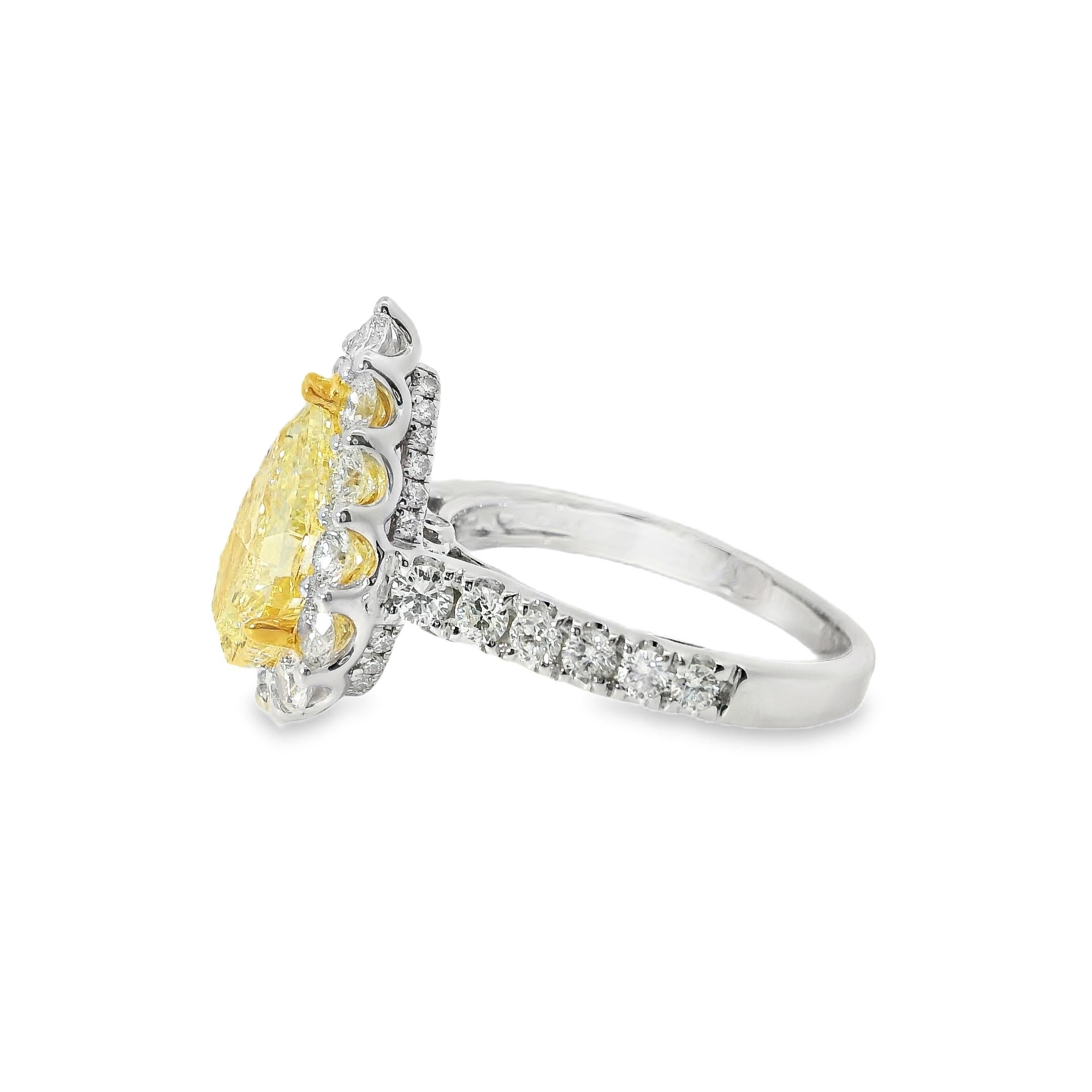Anello di fidanzamento in oro bianco e giallo 18k con diamante giallo taglio pera da 2,66 carati In condizioni Nuovo in vendita a Boca Raton, FL