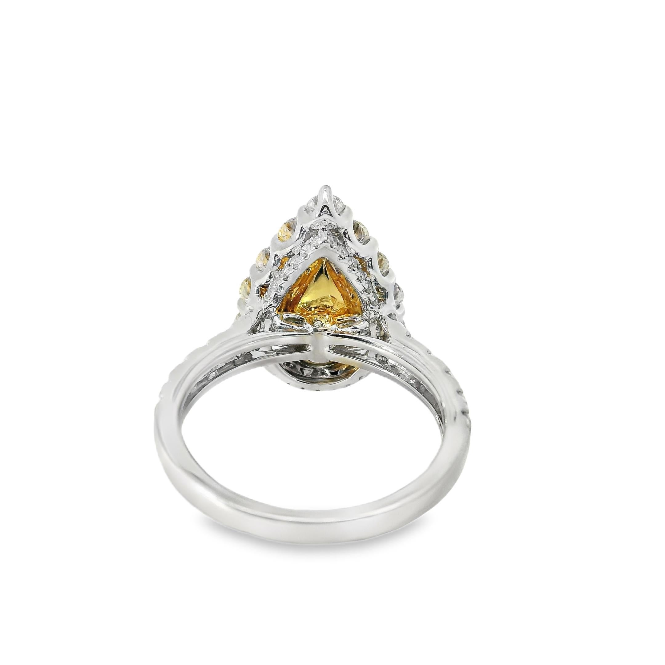 Anello di fidanzamento in oro bianco e giallo 18k con diamante giallo taglio pera da 2,66 carati in vendita 1