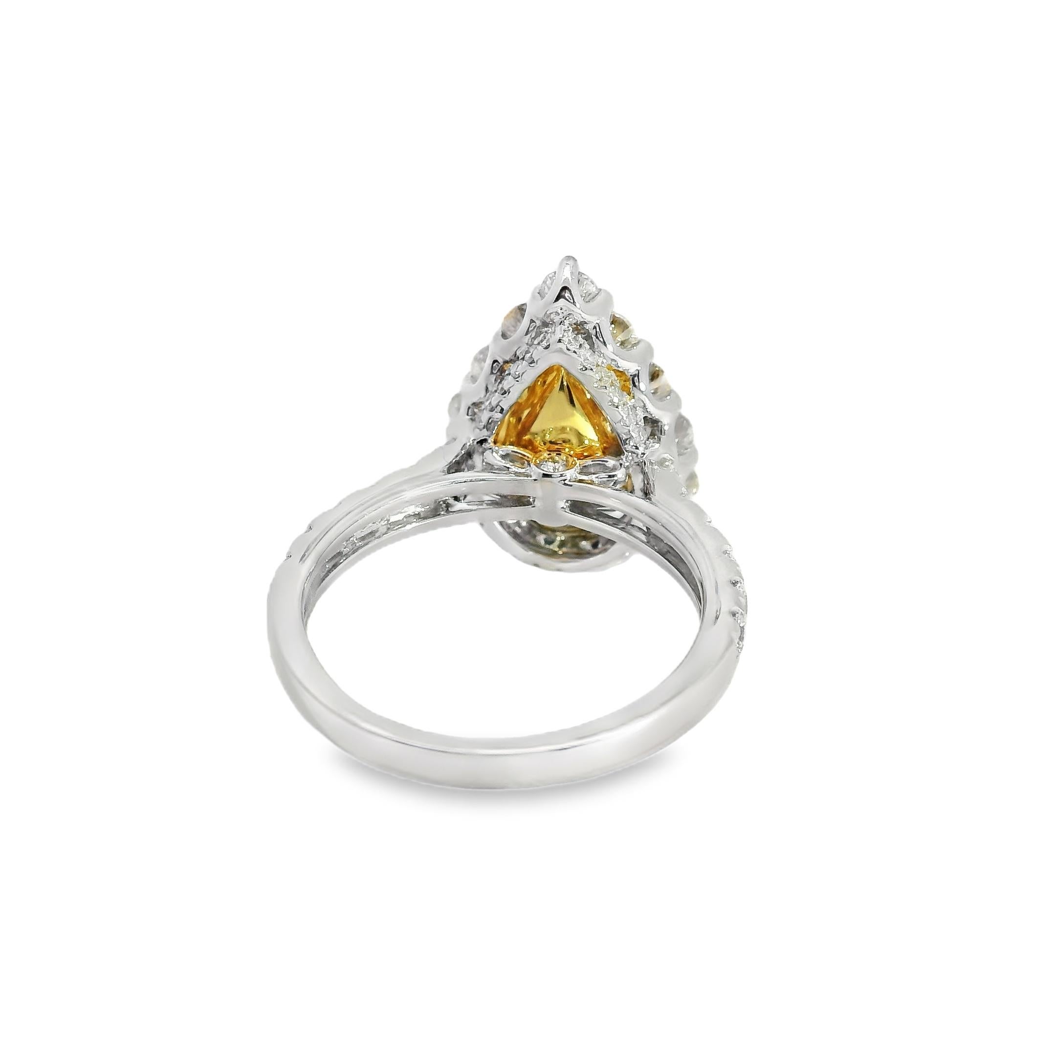 Anello di fidanzamento in oro bianco e giallo 18k con diamante giallo taglio pera da 2,66 carati in vendita 2