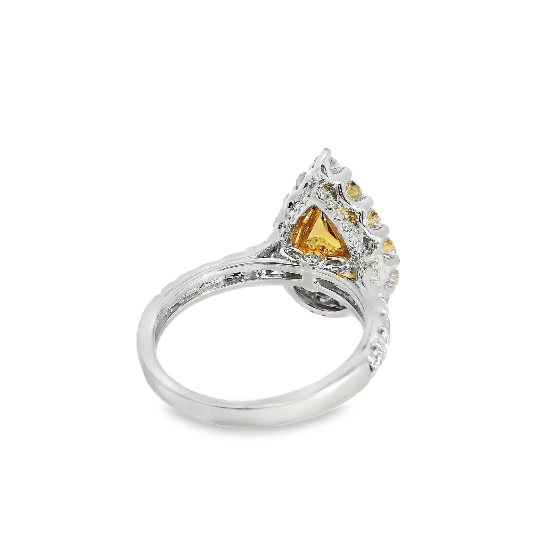 Anello di fidanzamento in oro bianco e giallo 18k con diamante giallo taglio pera da 2,66 carati in vendita 3