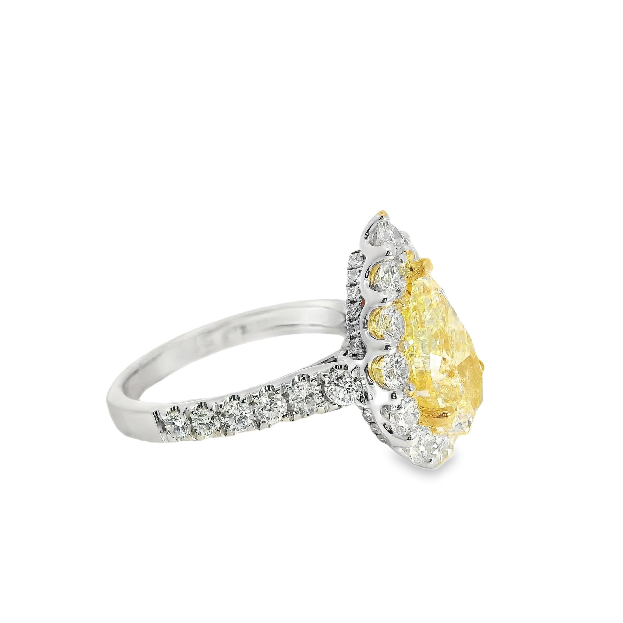Anello di fidanzamento in oro bianco e giallo 18k con diamante giallo taglio pera da 2,66 carati in vendita 4